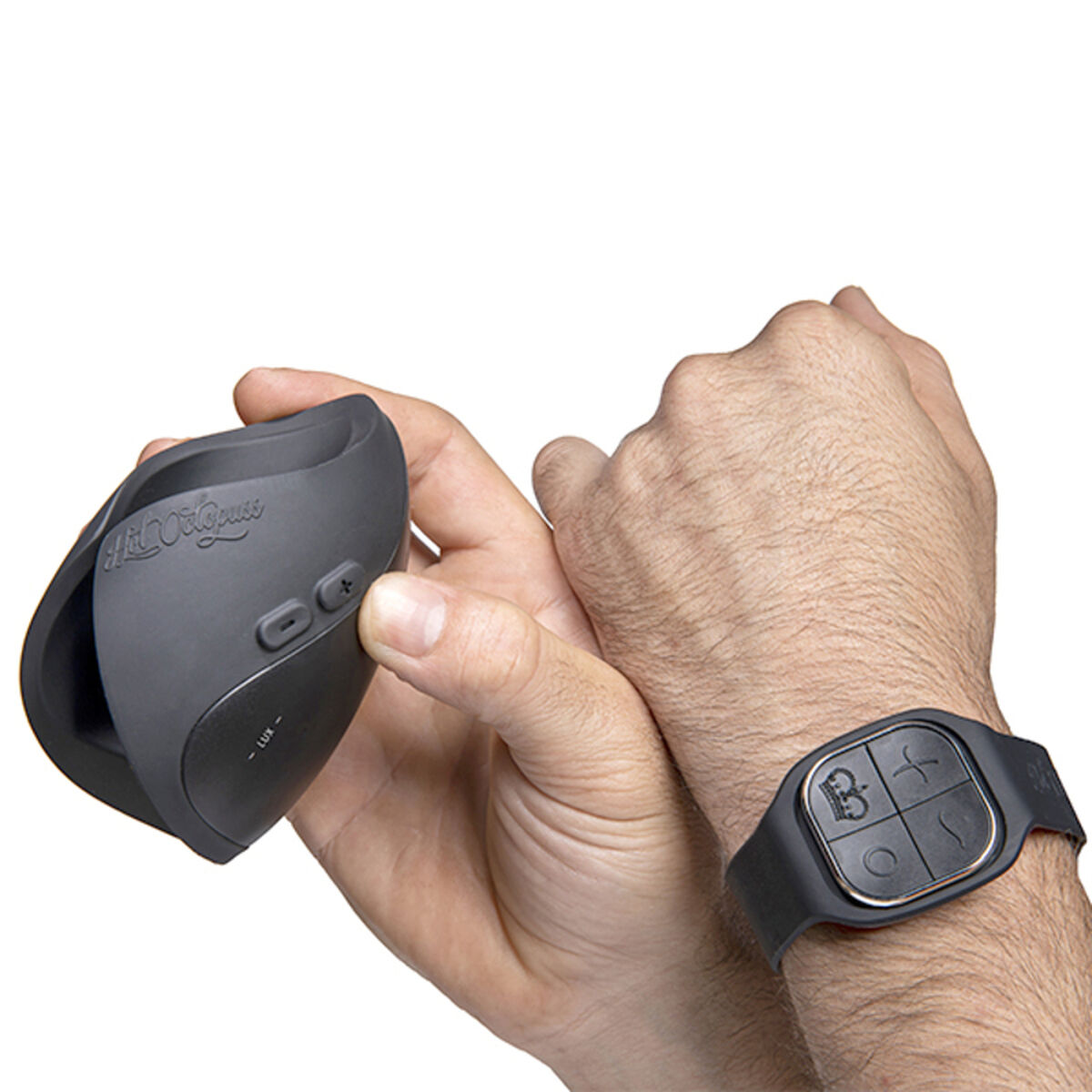 Dłonie osoby trzymającej czarne urządzenie i noszącej czarny zegarek z czterema przyciskami. Białe tło.