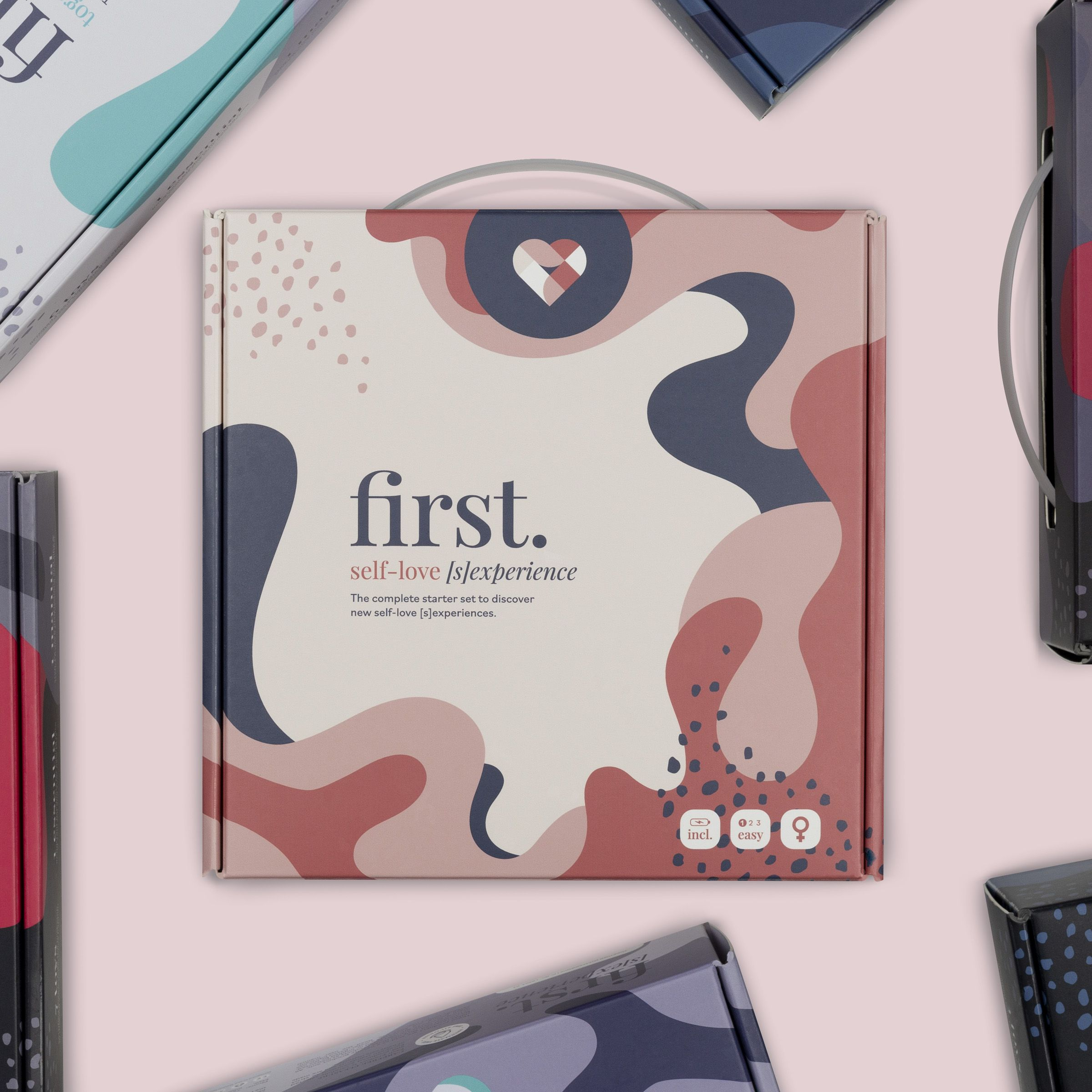 Eine Box mit abstrakter Kunst und Text: 'first. self-love [s]experience'. Weitere Boxen umgeben sie auf rosa Hintergrund.