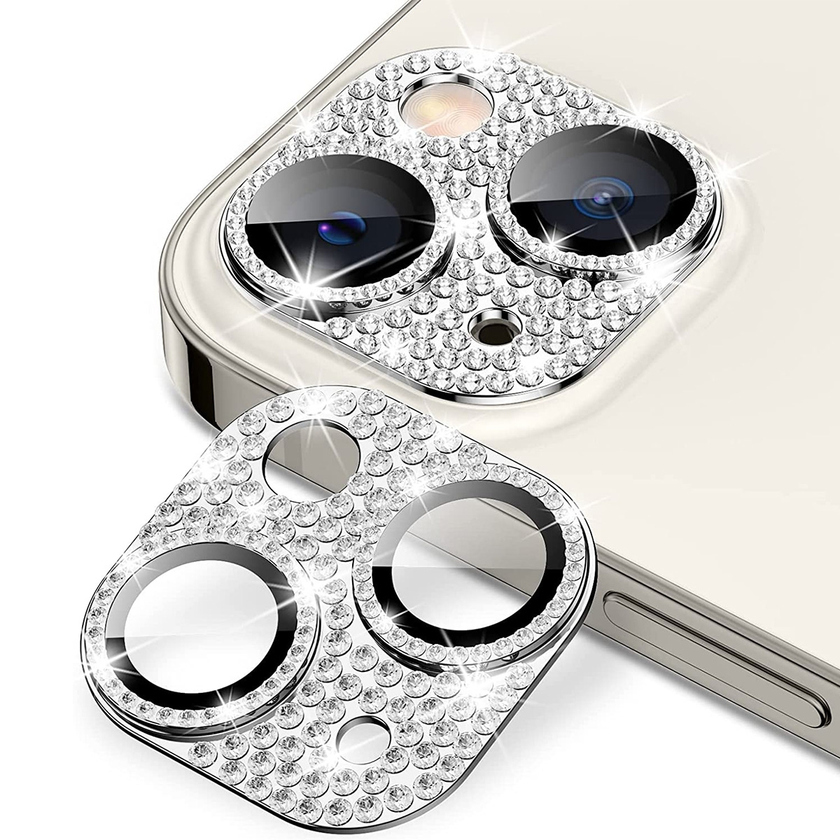 Primo piano di protezioni per lenti della fotocamera del telefono con strass. Vengono mostrate due protezioni.