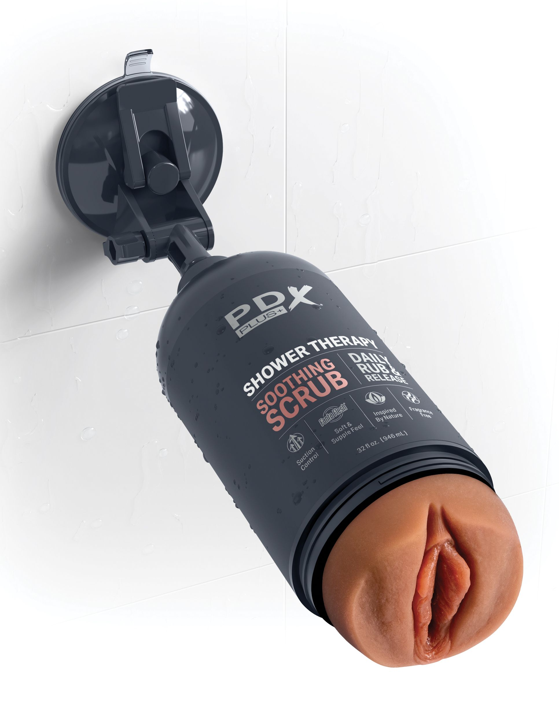Ein schwarzes PDX Plus Duschtherapiegerät mit Fleshlight-Einsatz, das per Saugnapf an einer weißen Fliesenwand befestigt ist.