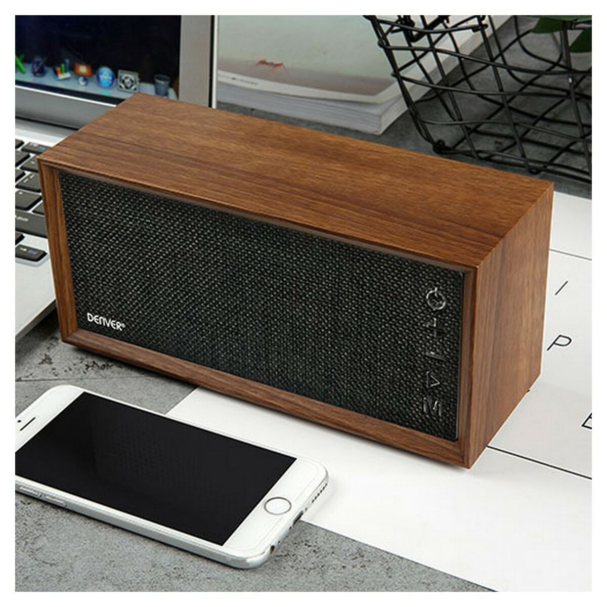 Altavoz de madera con rejilla de tela, teléfono blanco y teclado.