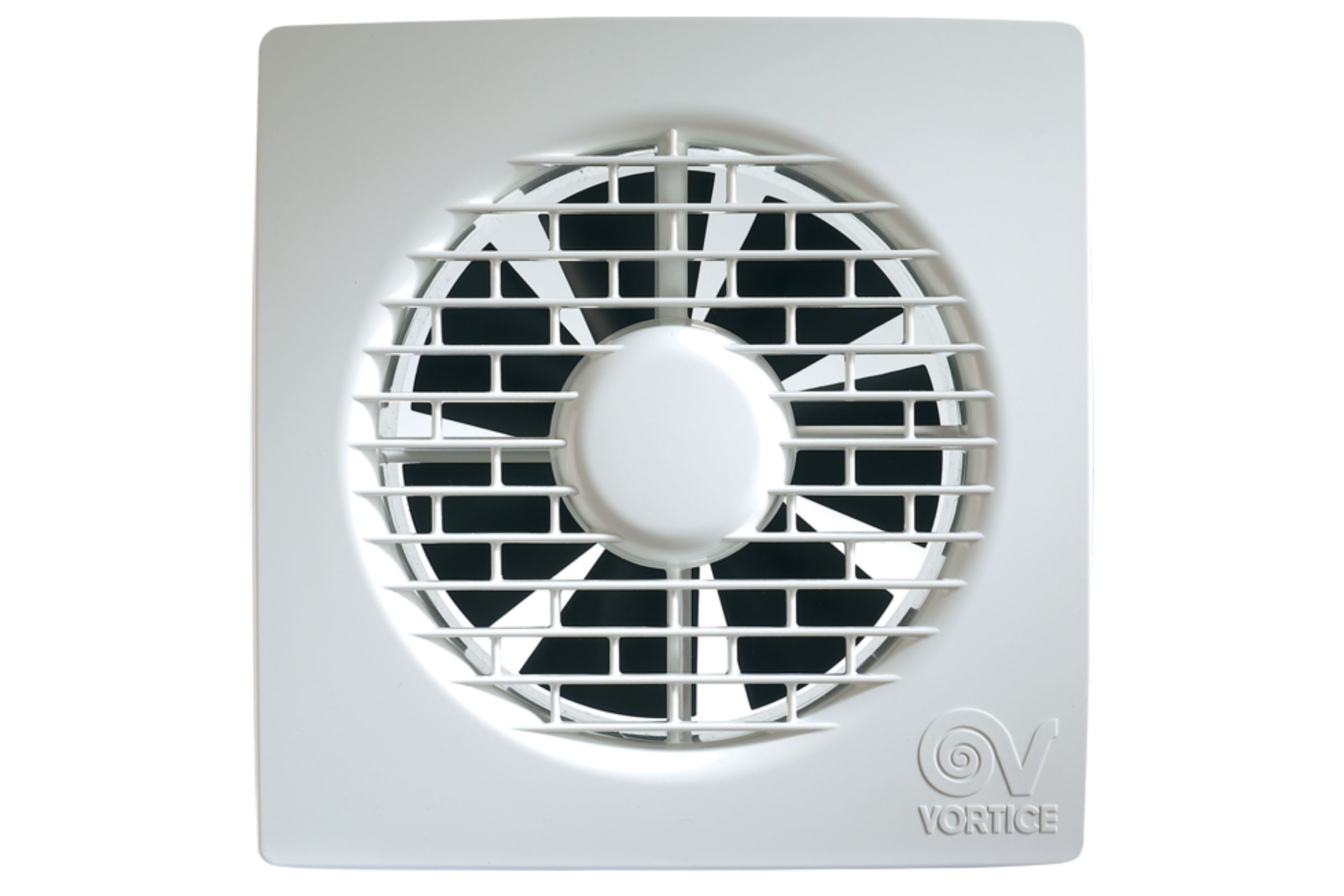 Un ventilatore quadrato bianco con griglia protettiva. Il centro ha una ventola scura e un tappo centrale bianco. Il logo è visibile.