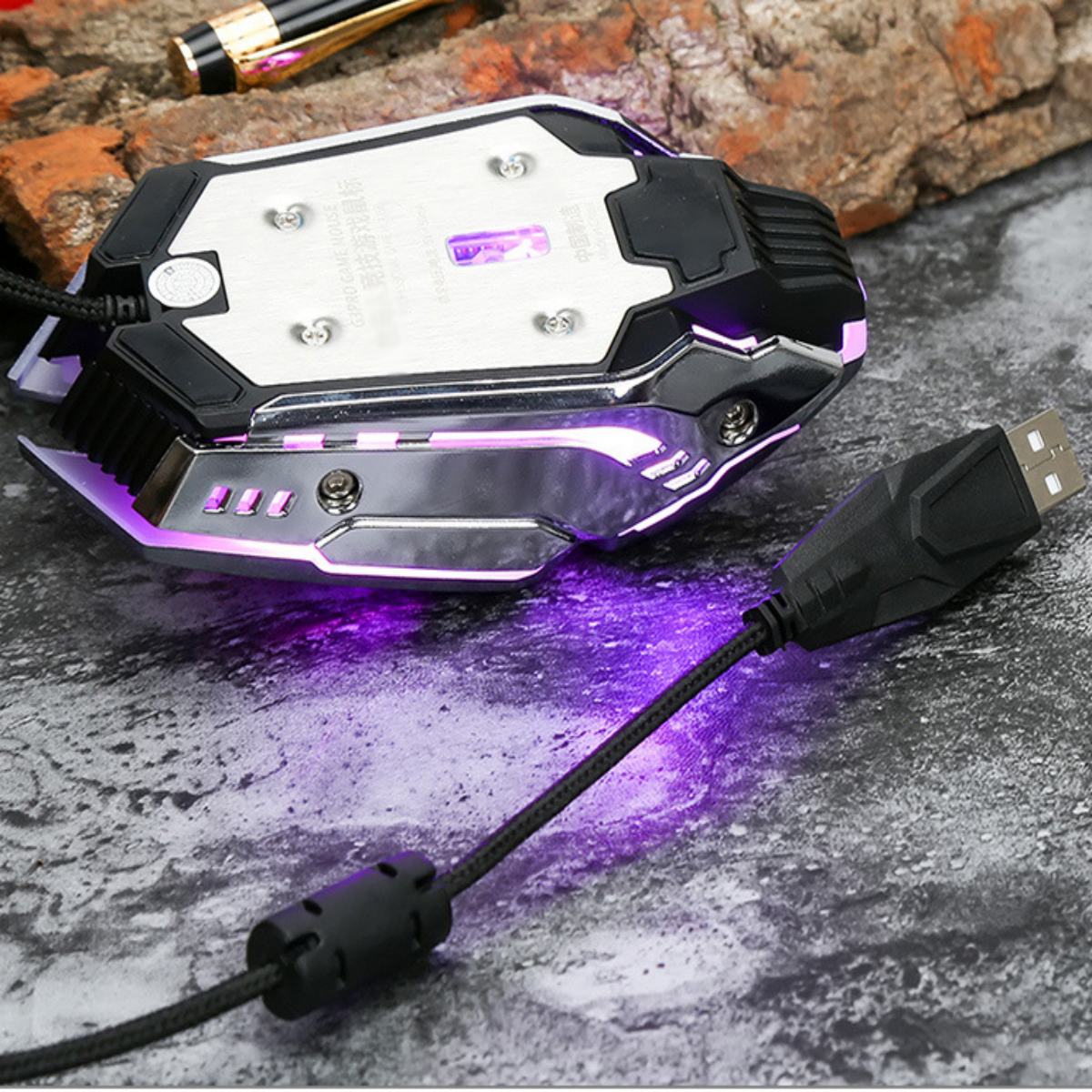 Gaming-Maus mit RGB-Beleuchtung. Schwarz und Silber mit USB-Stecker.