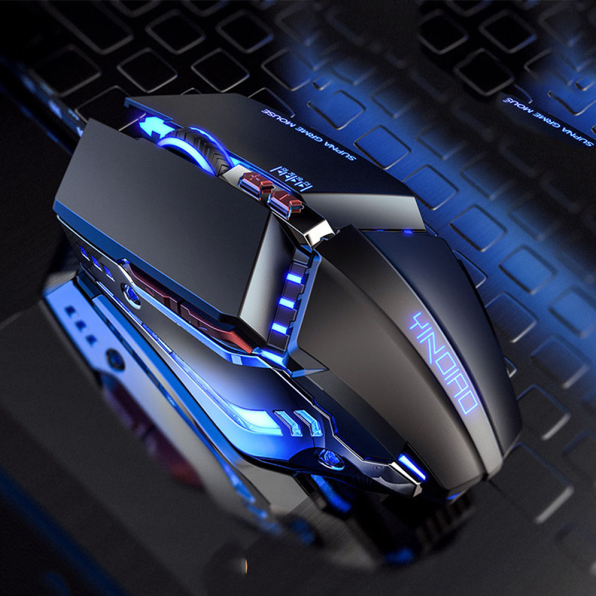 Gaming-Maus mit blauen LED-Leuchten. Schwarzes Farbschema. Nahaufnahme einer Tastatur.