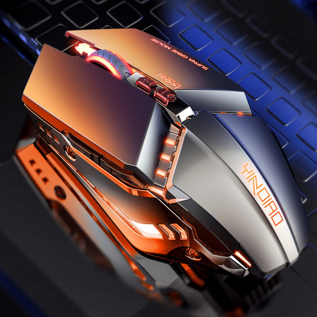 Eine silberne und kupferfarbene Gaming-Maus mit rotem Leuchten und einer Tastatur im Hintergrund.