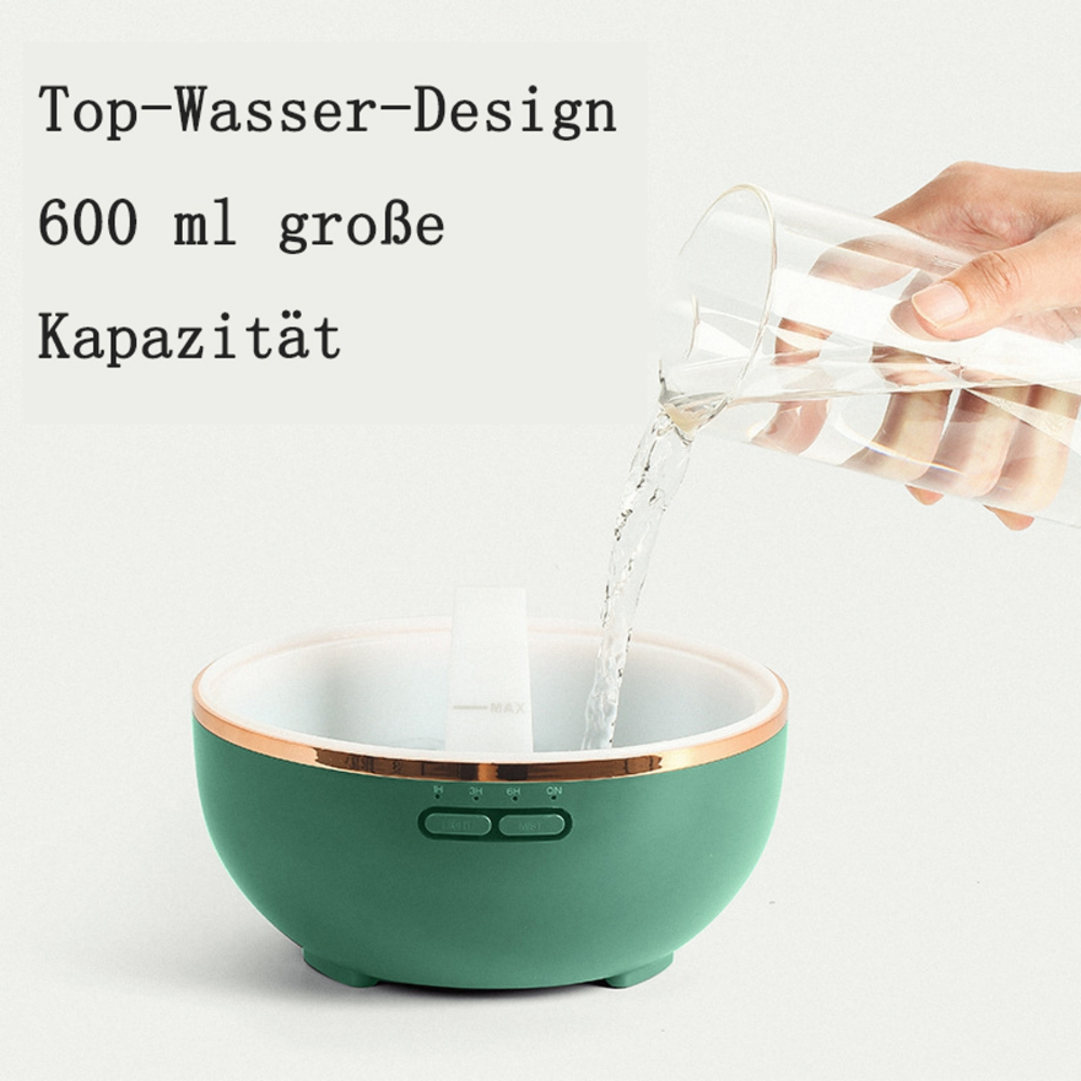 Grüner Luftbefeuchter wird mit Wasser aus einem durchsichtigen Behälter gefüllt.