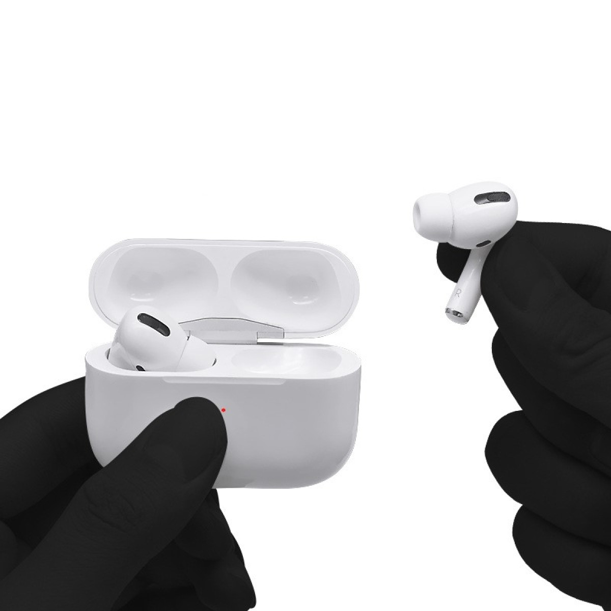 Białe Airpods Pro w białym etui ładującym. Ręka trzymająca jeden Airpod Pro.