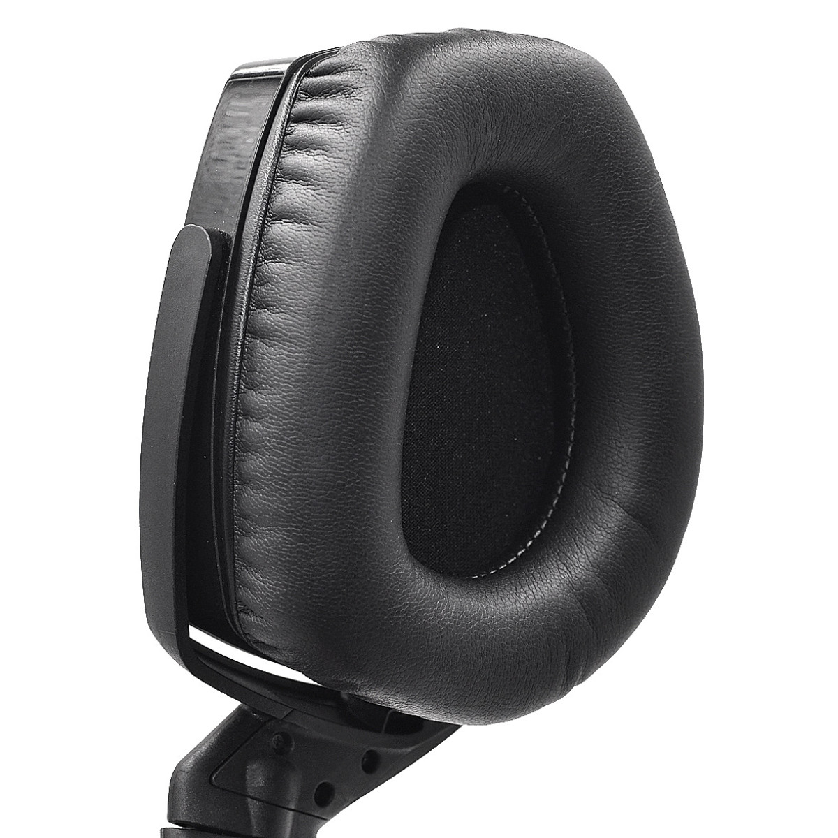 Nahaufnahme einer schwarzen Kopfhörer-Ohrmuschel. Sie ist oval mit einem weichen, schwarzen Kissen für Komfort.