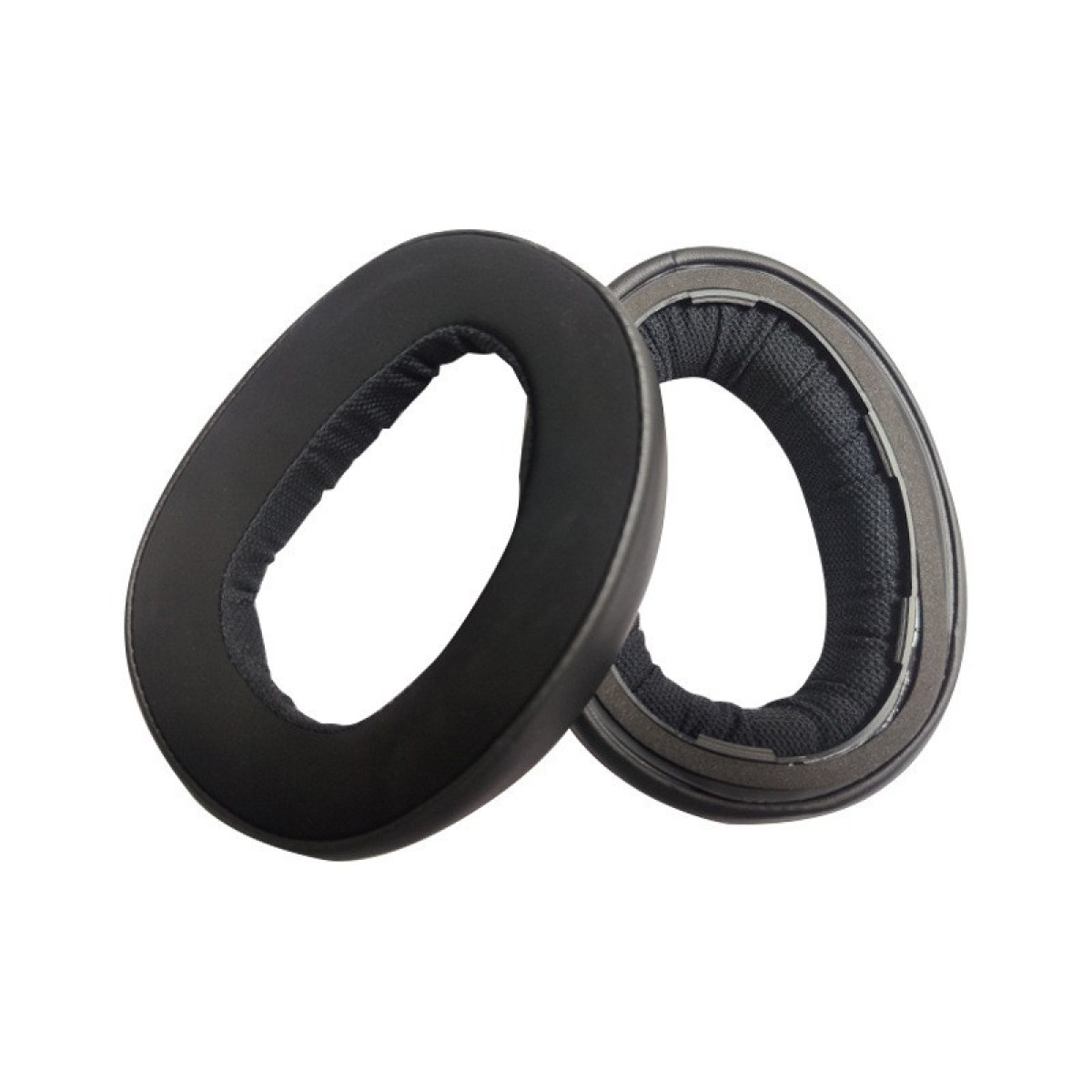 Dwie czarne nauszniki, okrągłe i amortyzowane, do słuchawek.