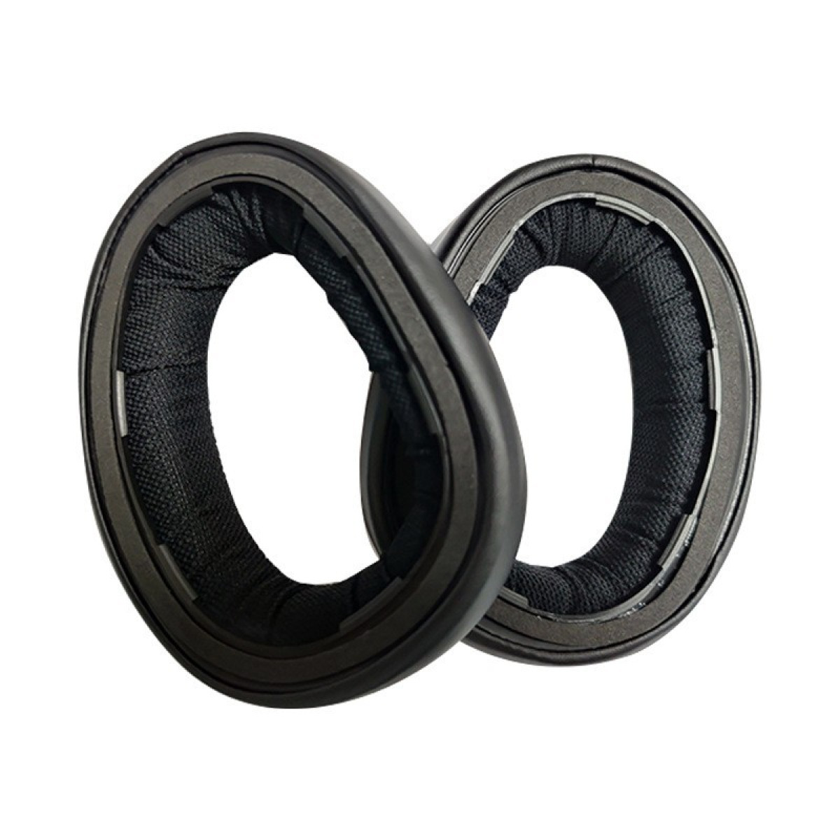 Dwie czarne nauszniki, wyizolowane na białym tle. Okrągłe z czarnymi wnętrzami z siatki.