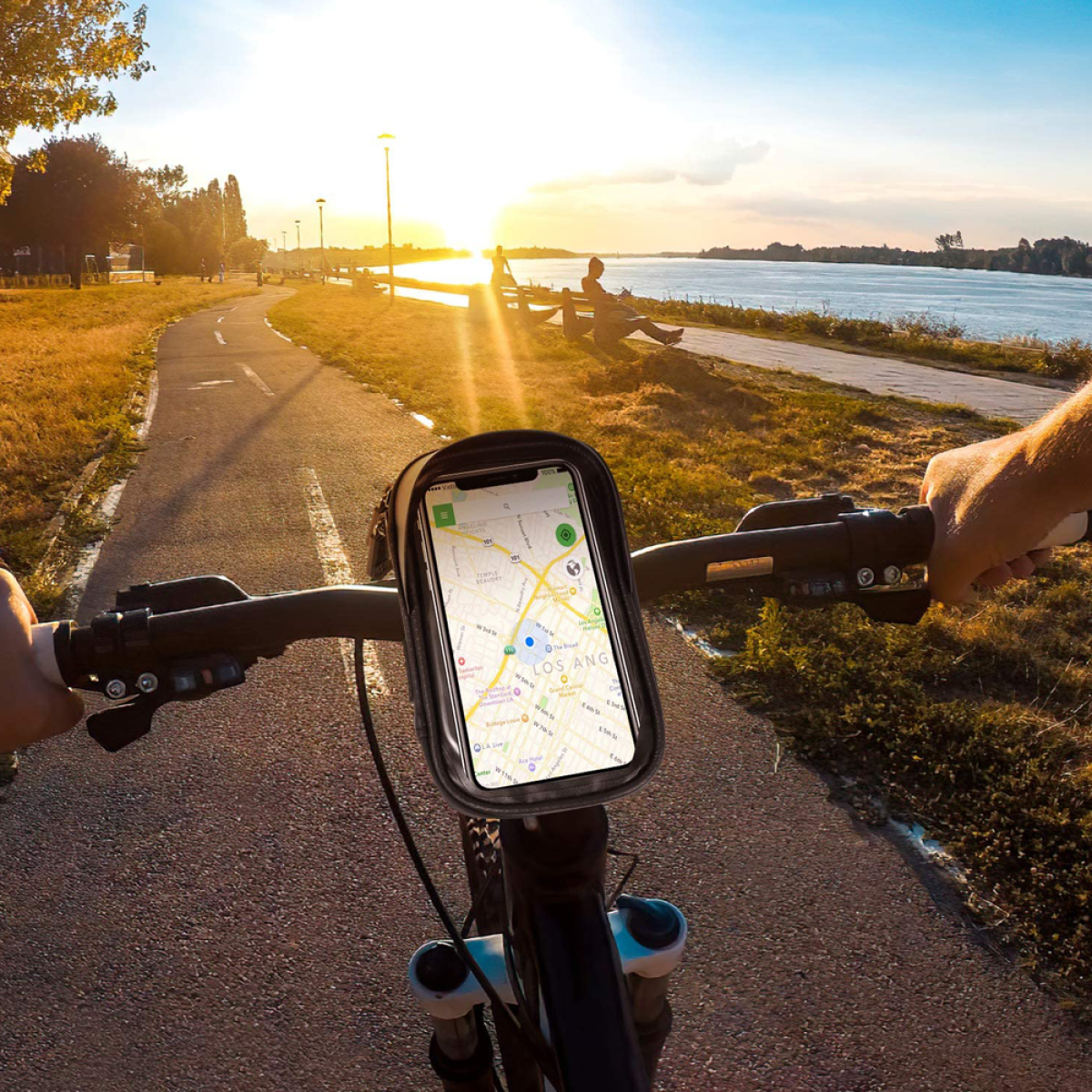 Person fährt Fahrrad mit Handyhalterung, die eine Karte anzeigt.