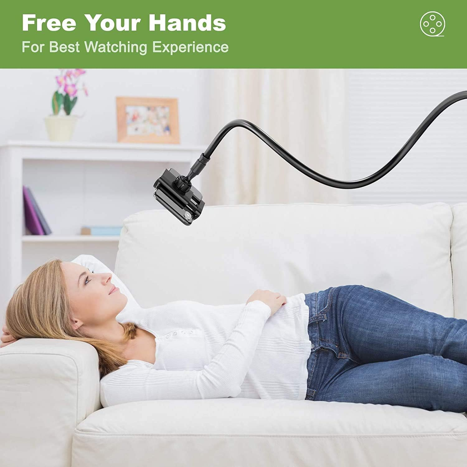 Frau liegt auf einem weißen Sofa und blickt auf eine Handyhalterung. Die Halterung ist schwarz und hat einen flexiblen Arm.
