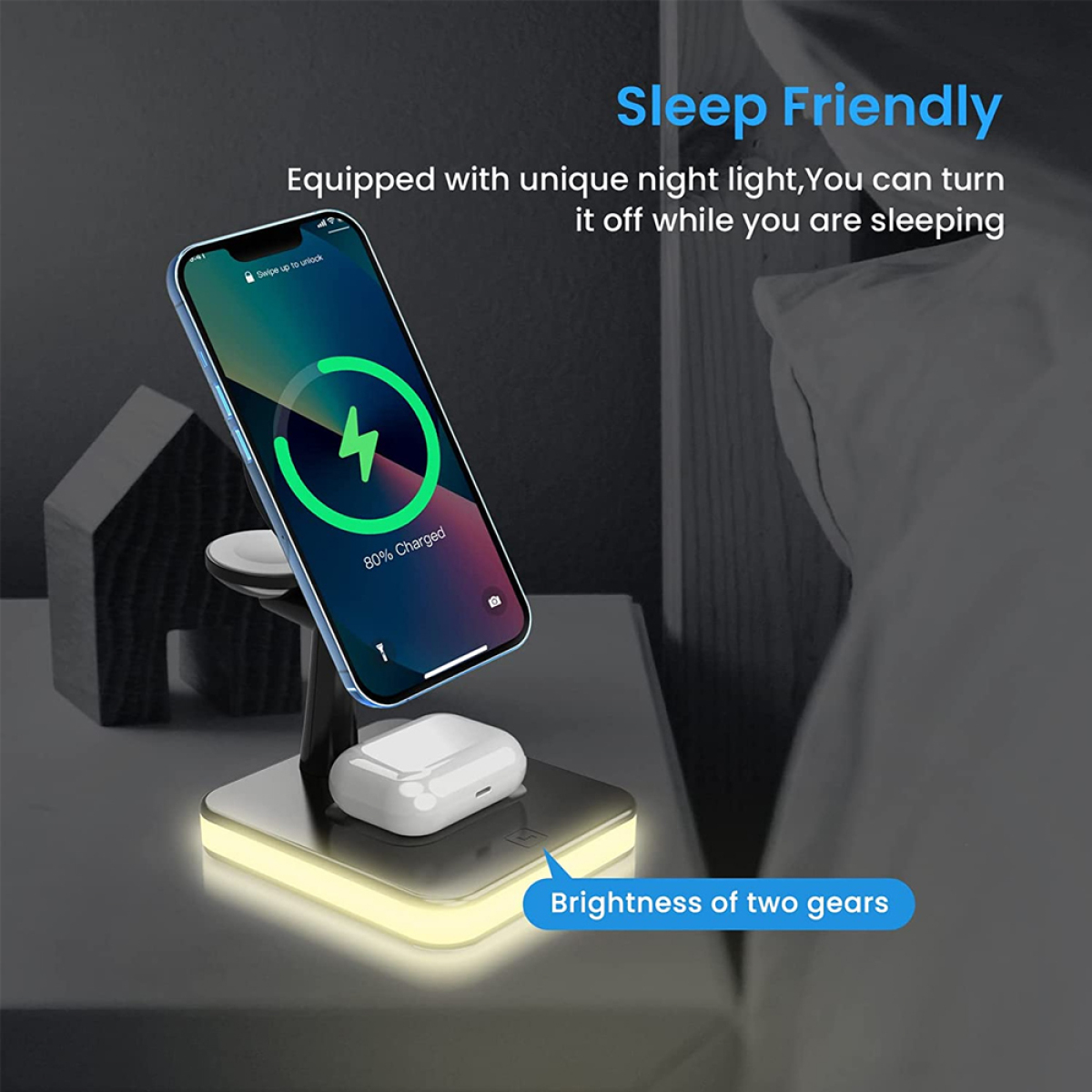 Smartphone auf Ladestation, weiße Ohrhörer und Nachtlicht auf einem Nachttisch.