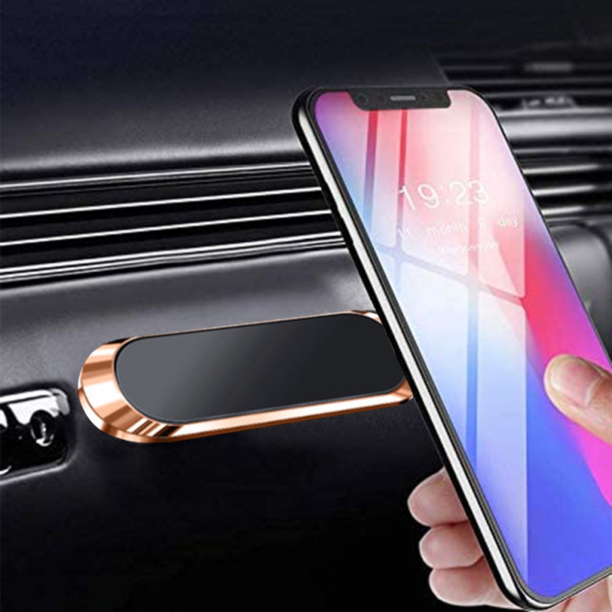Ein Telefon ist an einer Autohalterung befestigt. Der Bildschirm des Telefons zeigt die Uhrzeit an. Eine Hand hält das Telefon.