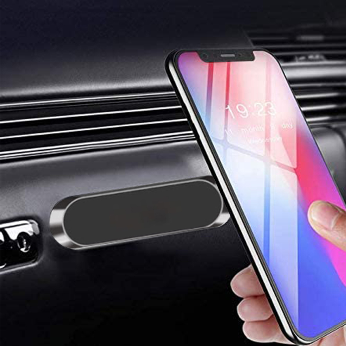 Ein Telefon an einer Autohalterung, mit einer Hand, die nach dem Telefon greift.
