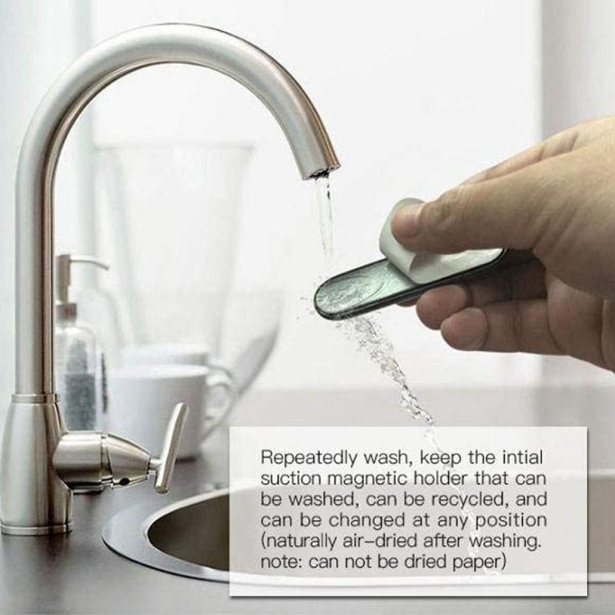 Eine Hand wäscht einen Magnethalter unter einem Wasserhahn. Ein Textfeld erklärt, dass er recycelt werden kann.