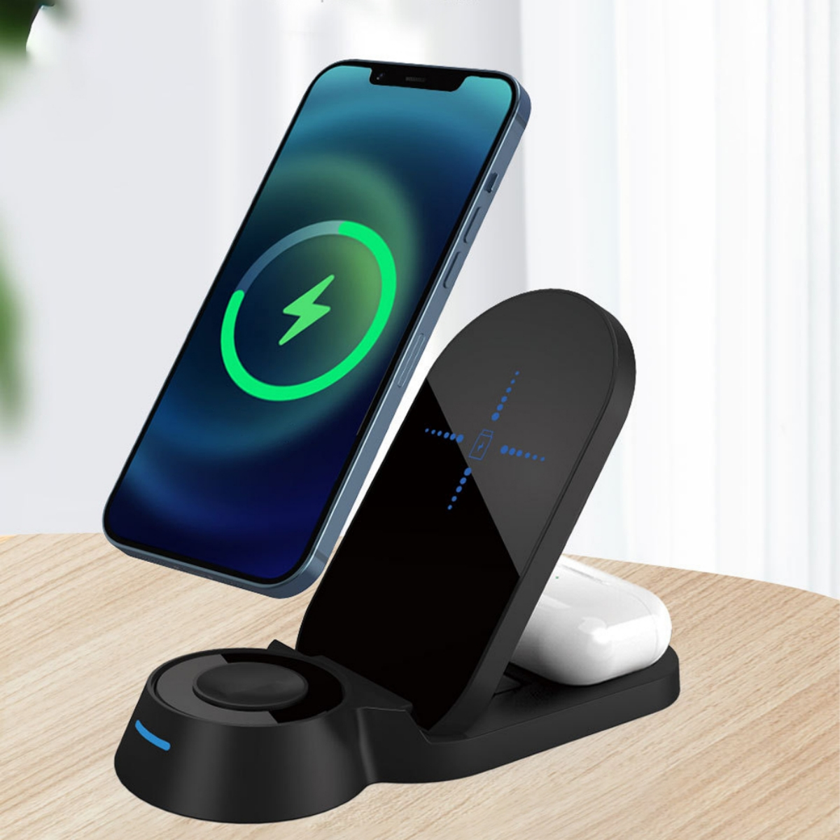 Kabelloses Ladegerät mit Telefon und Ohrhörern. Telefon zeigt Ladesymbol. Schwarzes Ladegerät auf Holz.