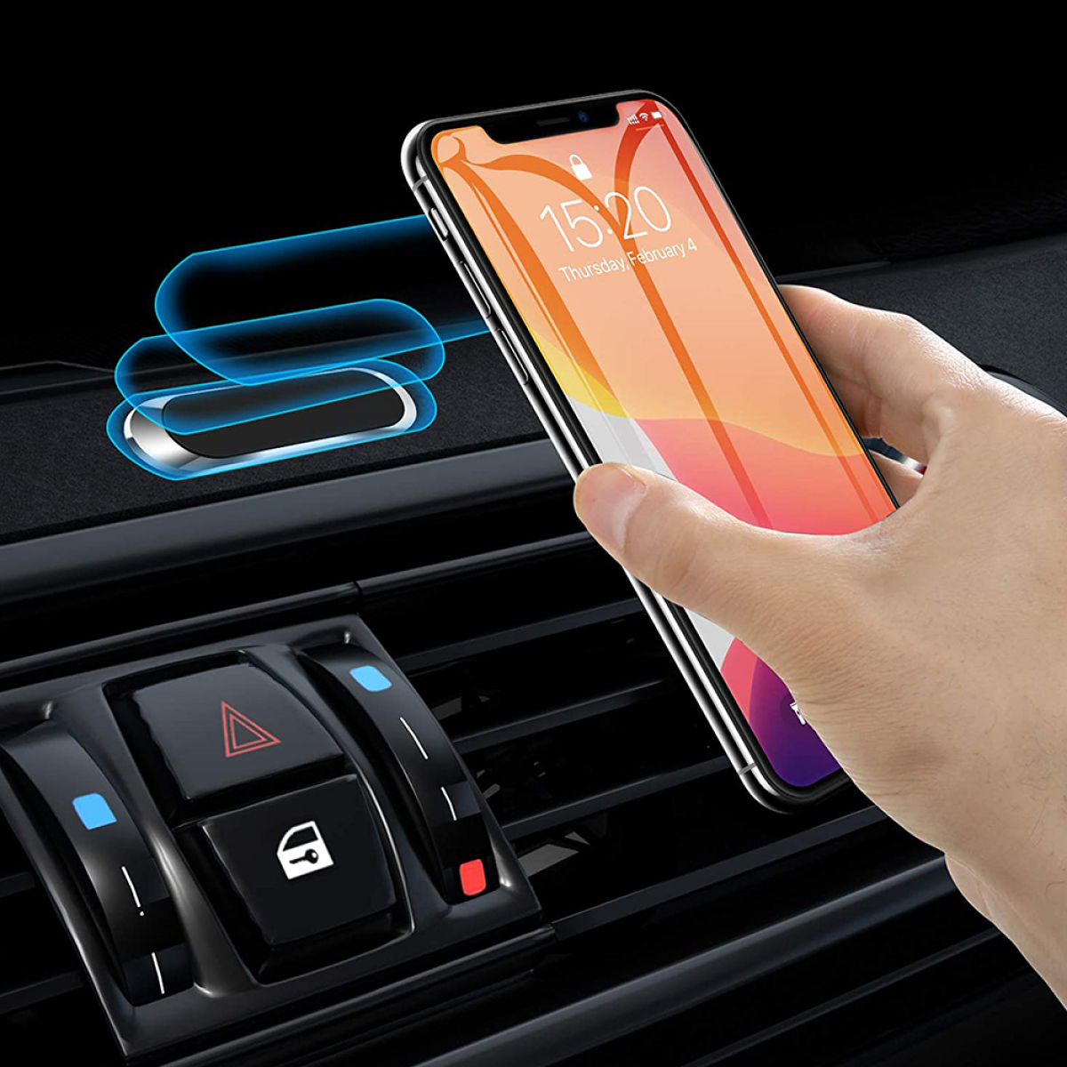 Hand, die ein Telefon in der Nähe des Armaturenbretts eines Autos hält. Telefon zeigt App-Symbole.