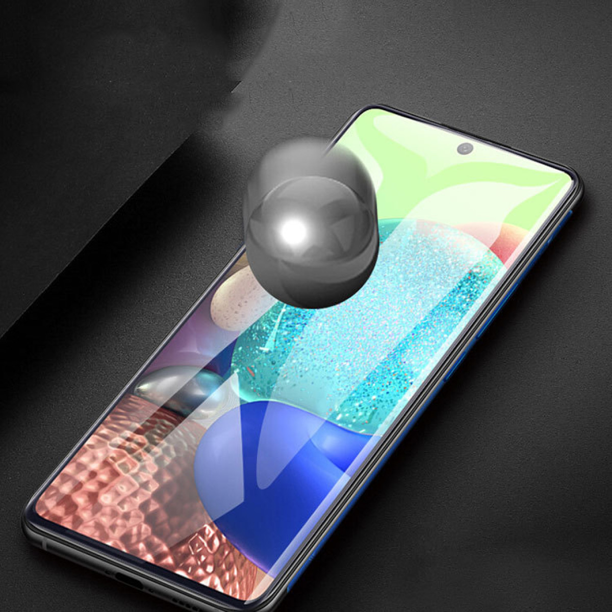 Telefoon bedekt met screenprotector. De screenprotector is transparant met een blauwe rand.