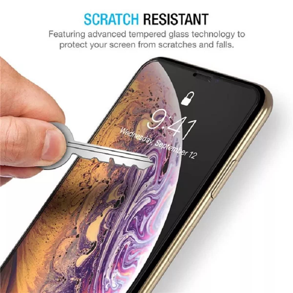 Una chiave che graffia lo schermo di un telefono. Testo: Resistente ai graffi. Telefono oro e nero.