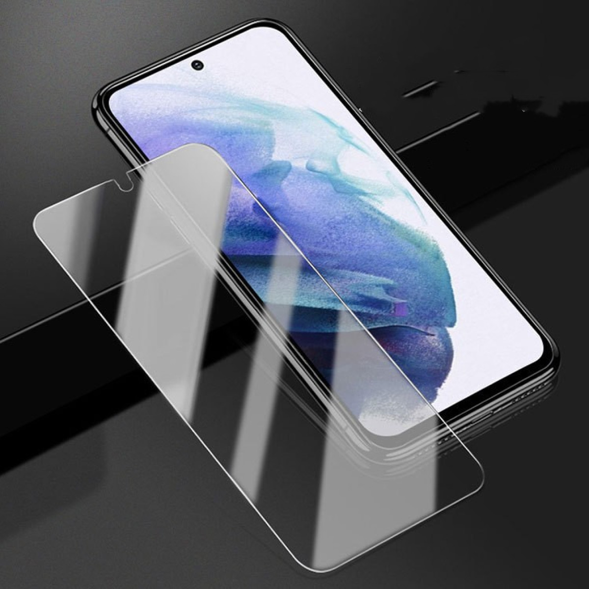 Una protezione schermo trasparente e uno smartphone su una superficie nera. Riflesso del telefono e della protezione.