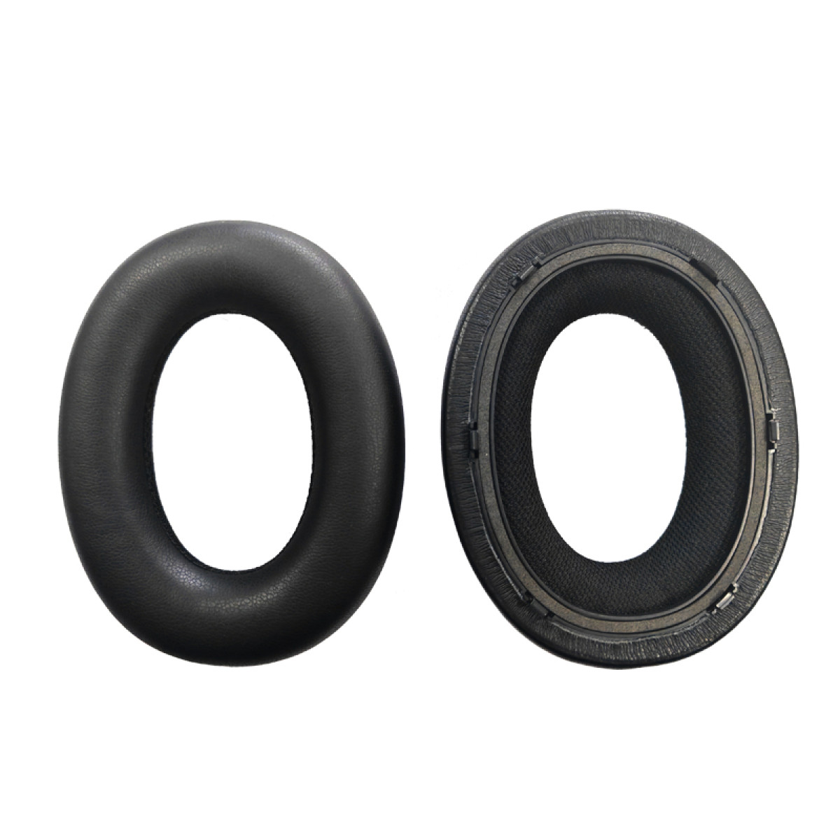 Dwie czarne poduszki nauszne do słuchawek. Jedna jest cała, a druga zdemontowana, pokazująca szczegóły wewnętrzne.