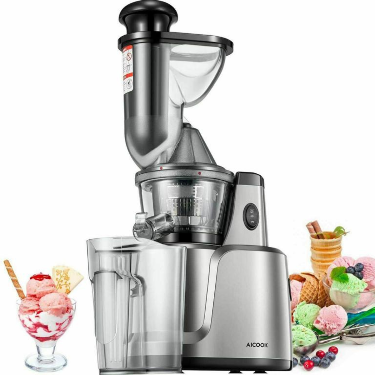 Silber-schwarze Eismaschine mit Eis und Toppings darum. Weißer Hintergrund.