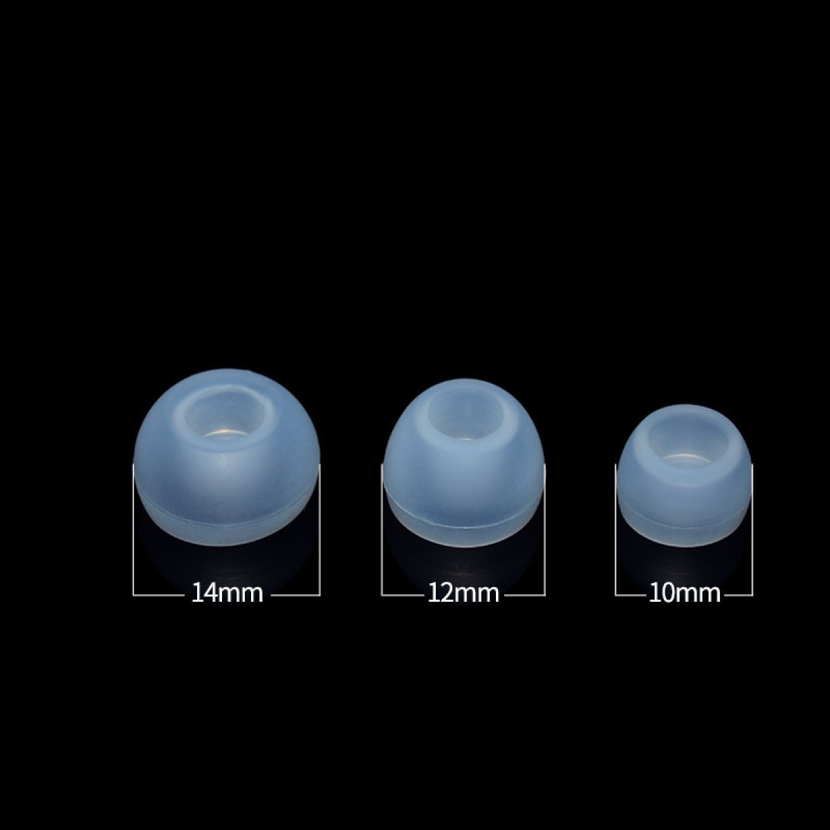 Drei blaue Ohrstöpsel in verschiedenen Größen: 14 mm, 12 mm und 10 mm. Schwarzer Hintergrund.