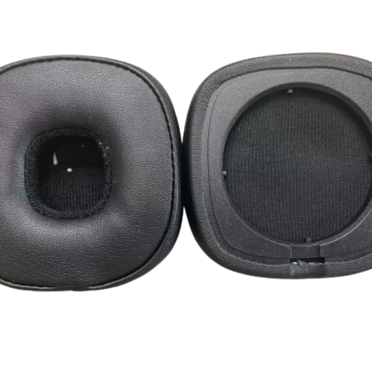 Dwie czarne nausznice do słuchawek na białym tle.