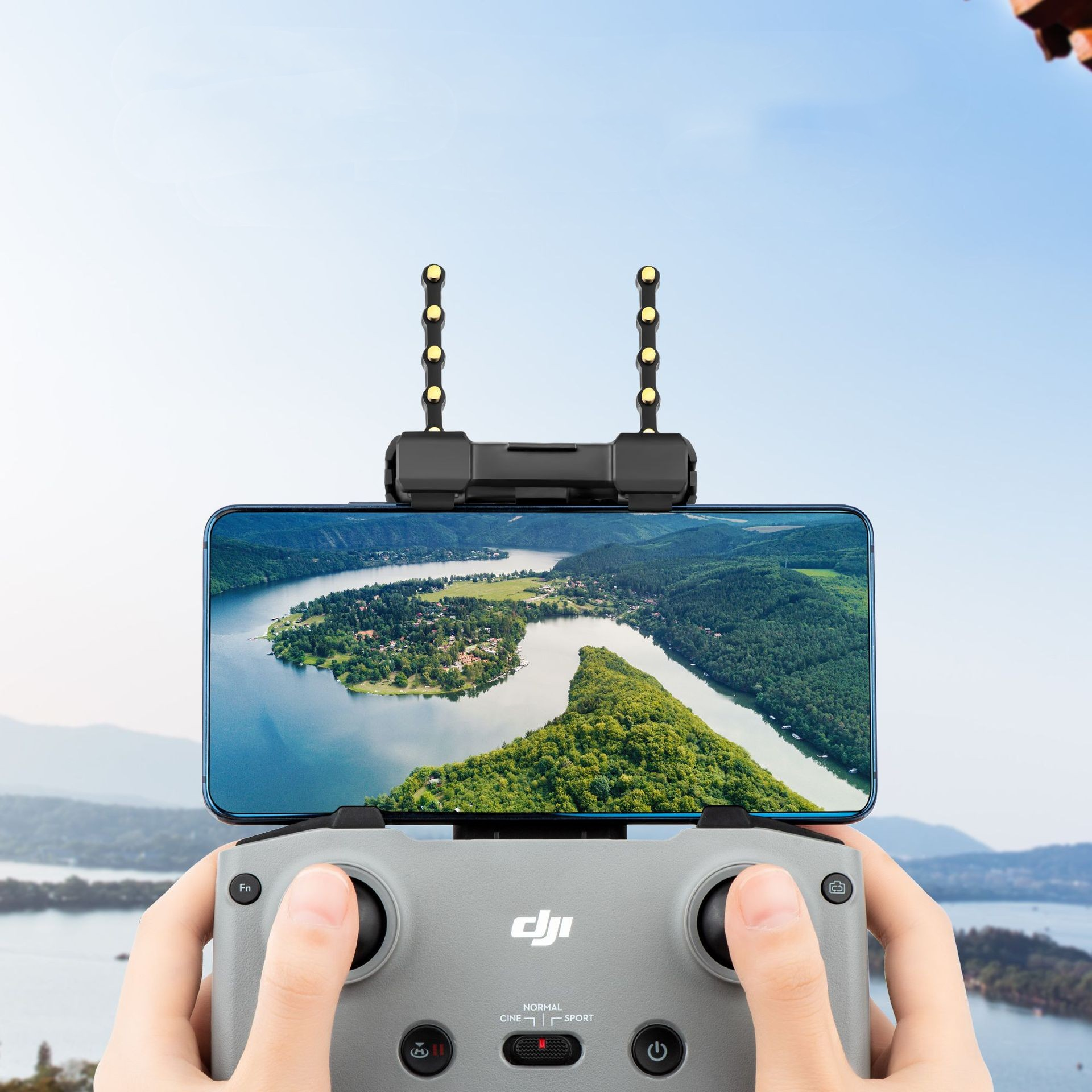 Een persoon die een telefoon vasthoudt die is bevestigd aan een drone-controller. Landschapsweergave.