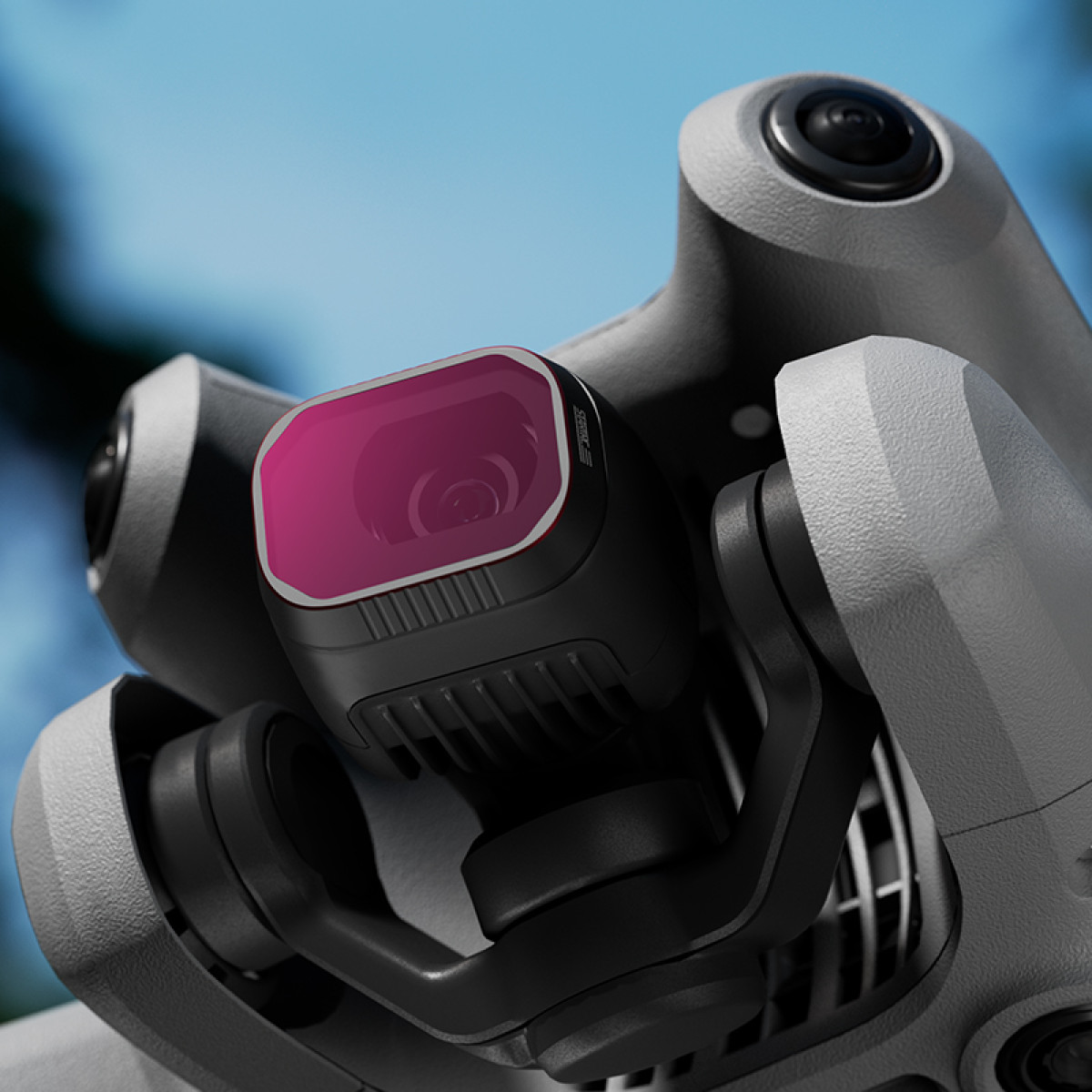Close-up van een dronecamera met een rood filter.