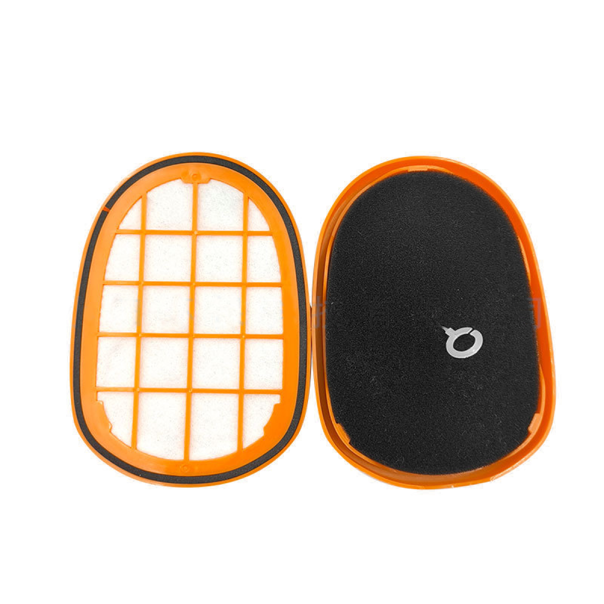 Otwarty, pomarańczowo-czarny filtr powietrza. Filtr ma siatkę i czarny, porowaty materiał.