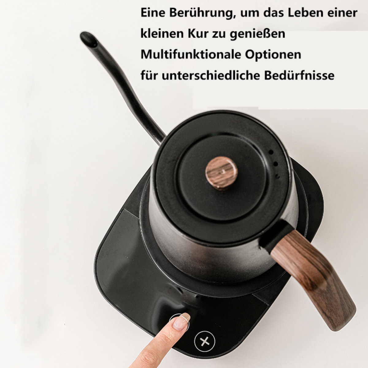 Schwarzer Schwanenhals-Wasserkocher auf schwarzer Basis. Ein Finger drückt die Ein-/Aus-Taste.