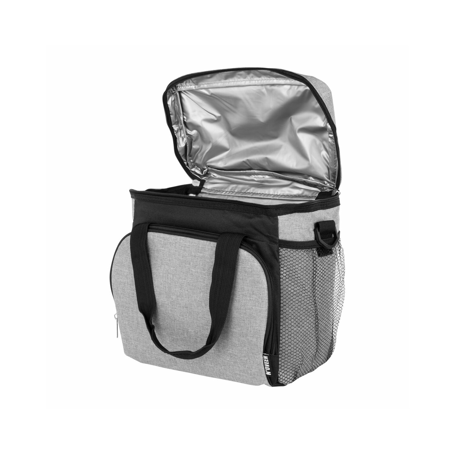 Graue Kühltasche mit offenem Deckel. Schwarze Akzente und eine seitliche Netztasche. Weißer Hintergrund.