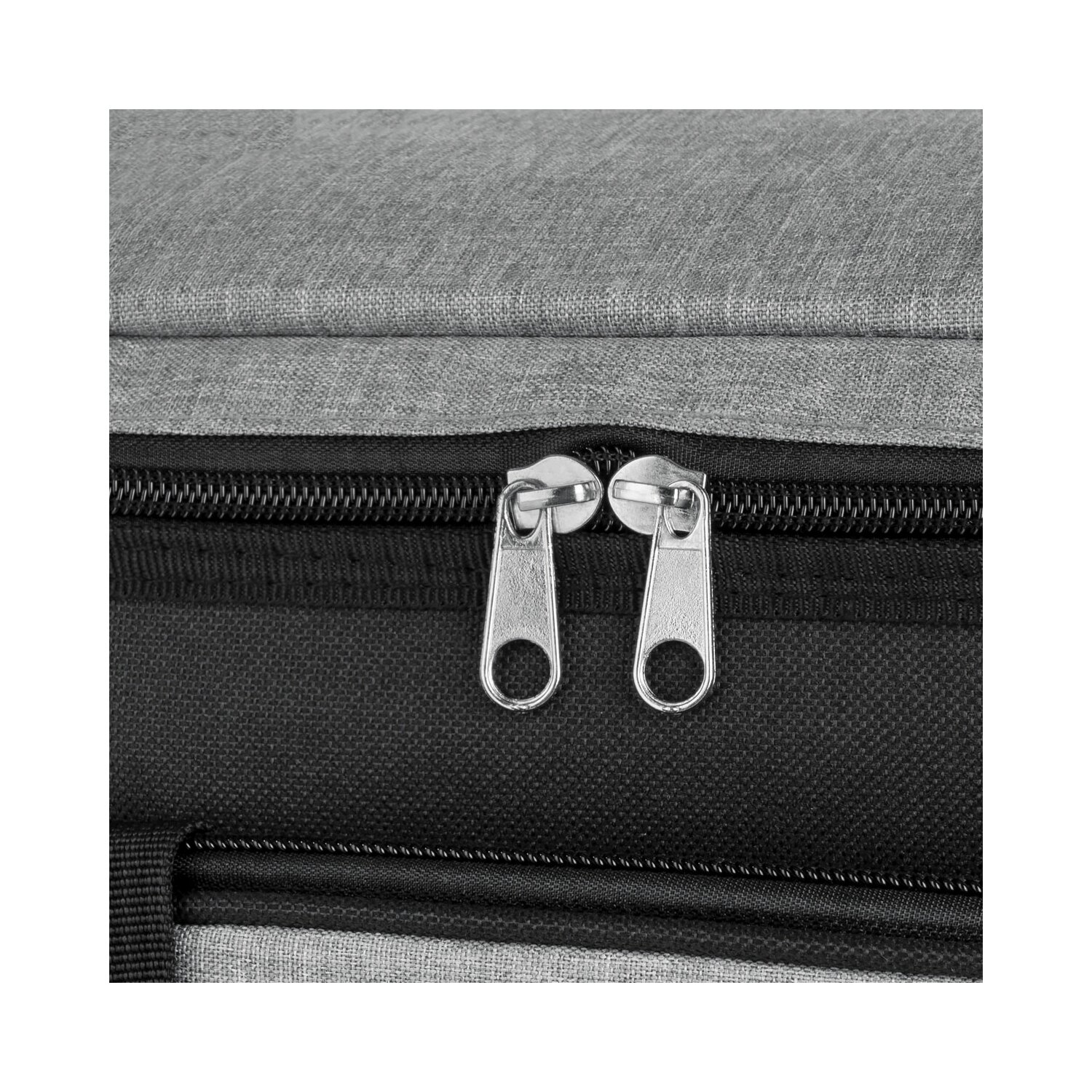 Graue und schwarze Tasche mit Reißverschluss. Zwei silberne Reißverschlusszipper. Weißer Hintergrund.