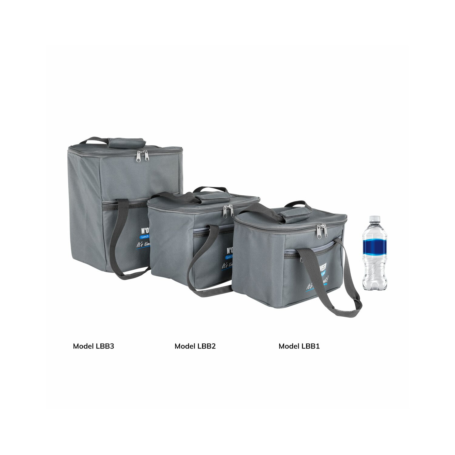 Drei graue Kühltaschen in verschiedenen Größen, mit einer Wasserflasche rechts.