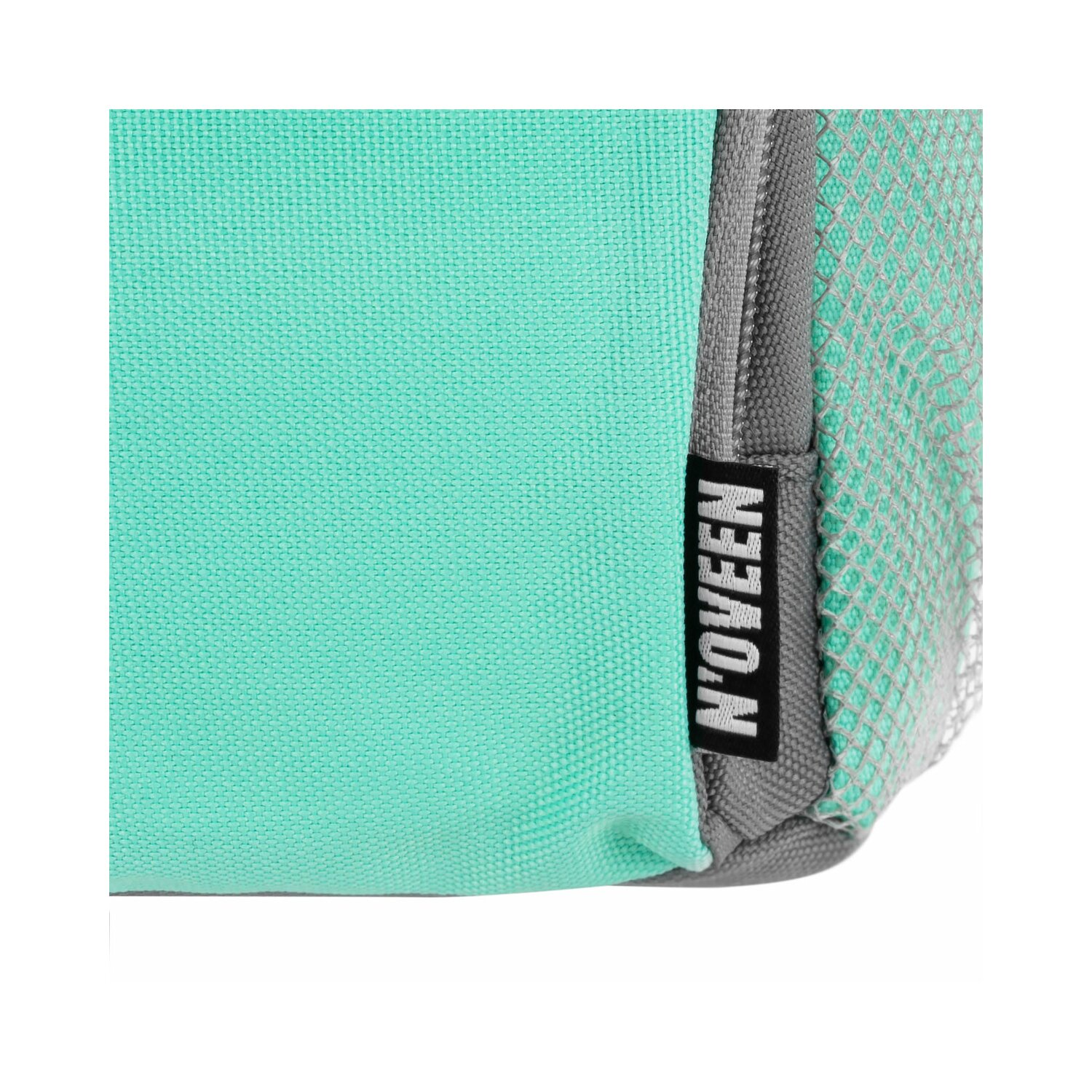 Nahaufnahme einer türkis-grauen Tasche mit dem Aufdruck 'N'OVEEN'.