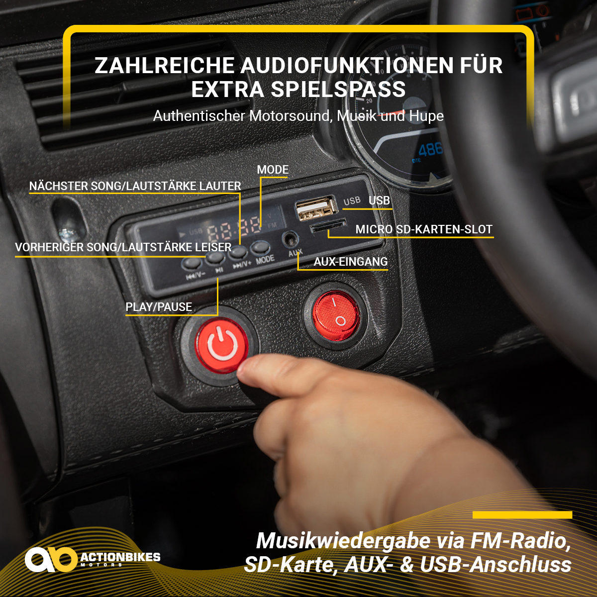 Armaturenbrett eines Spielzeugautos mit Audiosteuerung und Kinderhand.