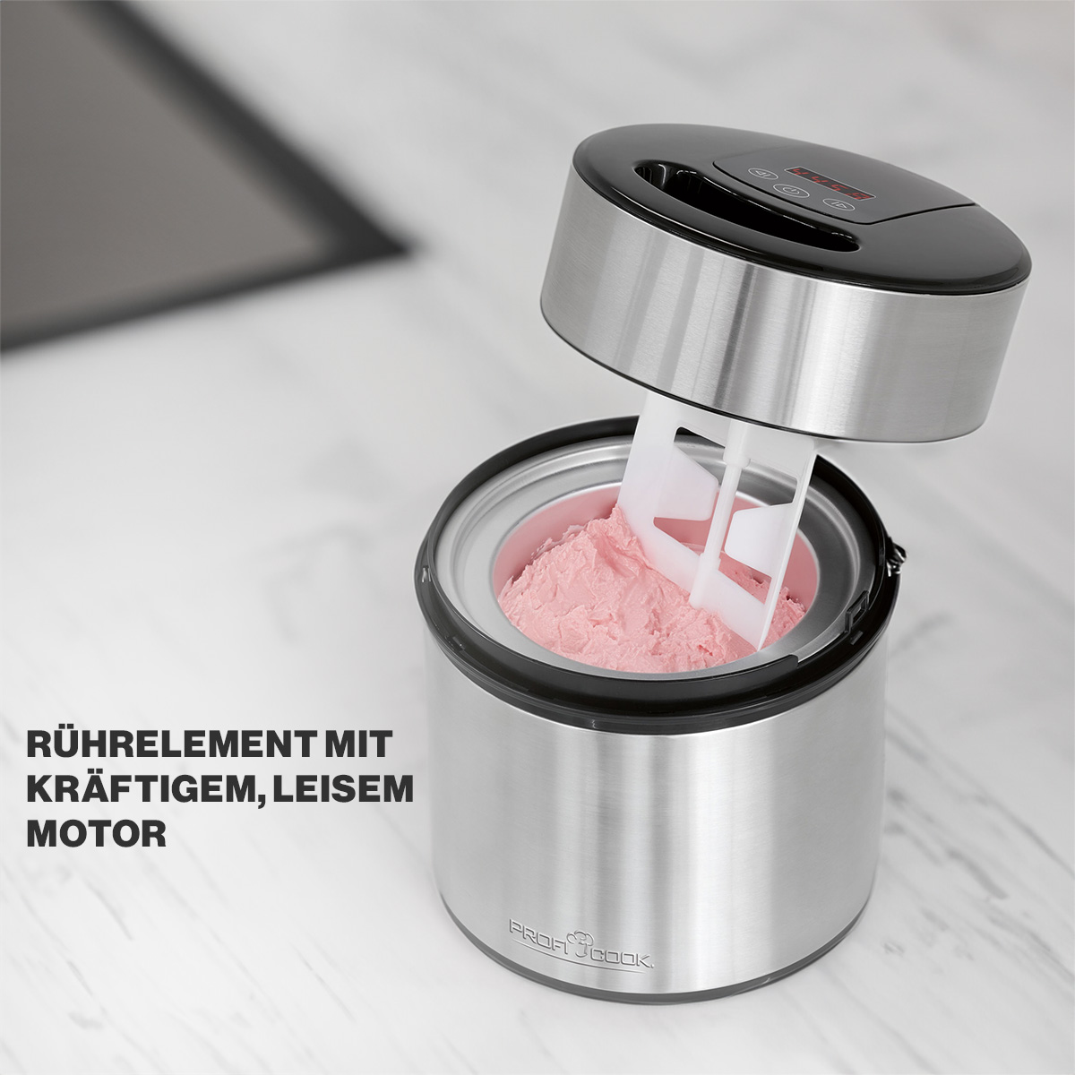 Maszyna do lodów z różowymi lodami i elementem mieszającym. Widoczny jest tekst "PROFICOOK".