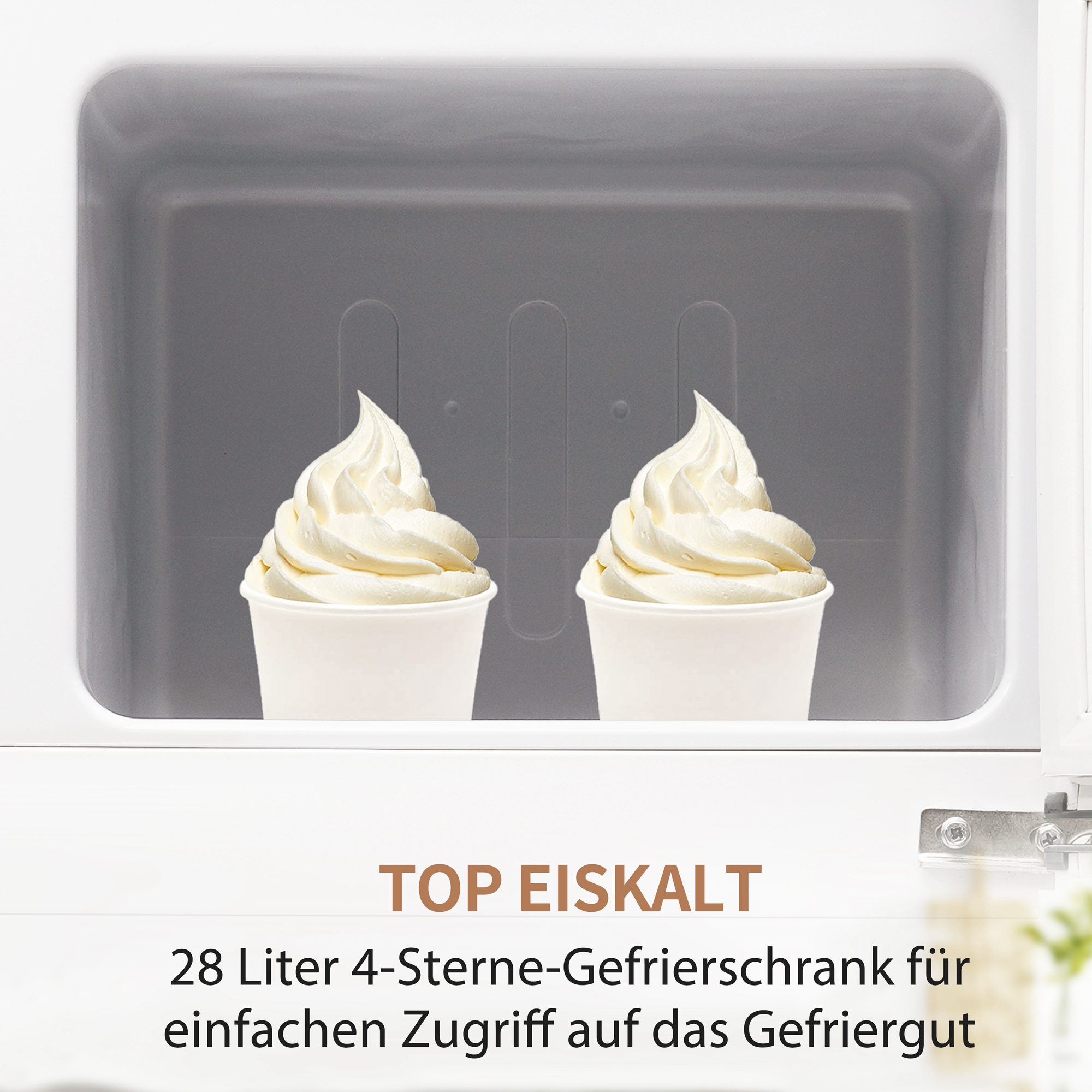 Zwei Vanille-Softeis in weißen Bechern in einem Gefrierschrank. Text: Top eisgekühlt.