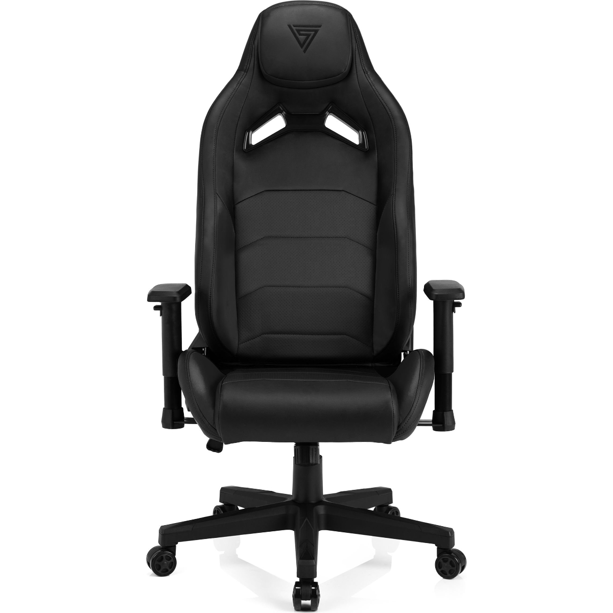 Schwarzer Gaming-Stuhl mit Kopfstütze, Armlehnen und Fünf-Rollen-Basis auf weißem Grund.