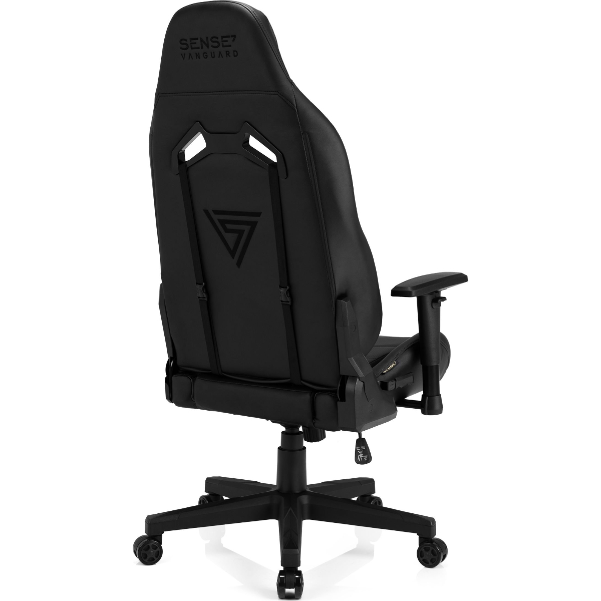 Ein schwarzer Gaming-Stuhl von hinten. Er hat eine Kopfstütze, ein Logo auf dem Rücken und Armlehnen. Der Stuhl steht auf Rollen.