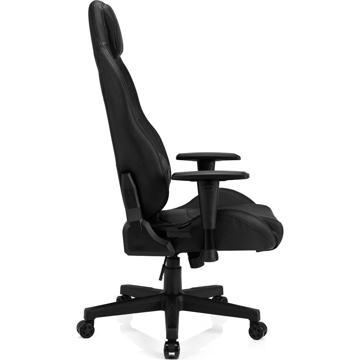Schwarzer Gaming-Stuhl, Seitenansicht, mit Kopfstütze, Armlehnen und Rollen, auf weißem Grund.