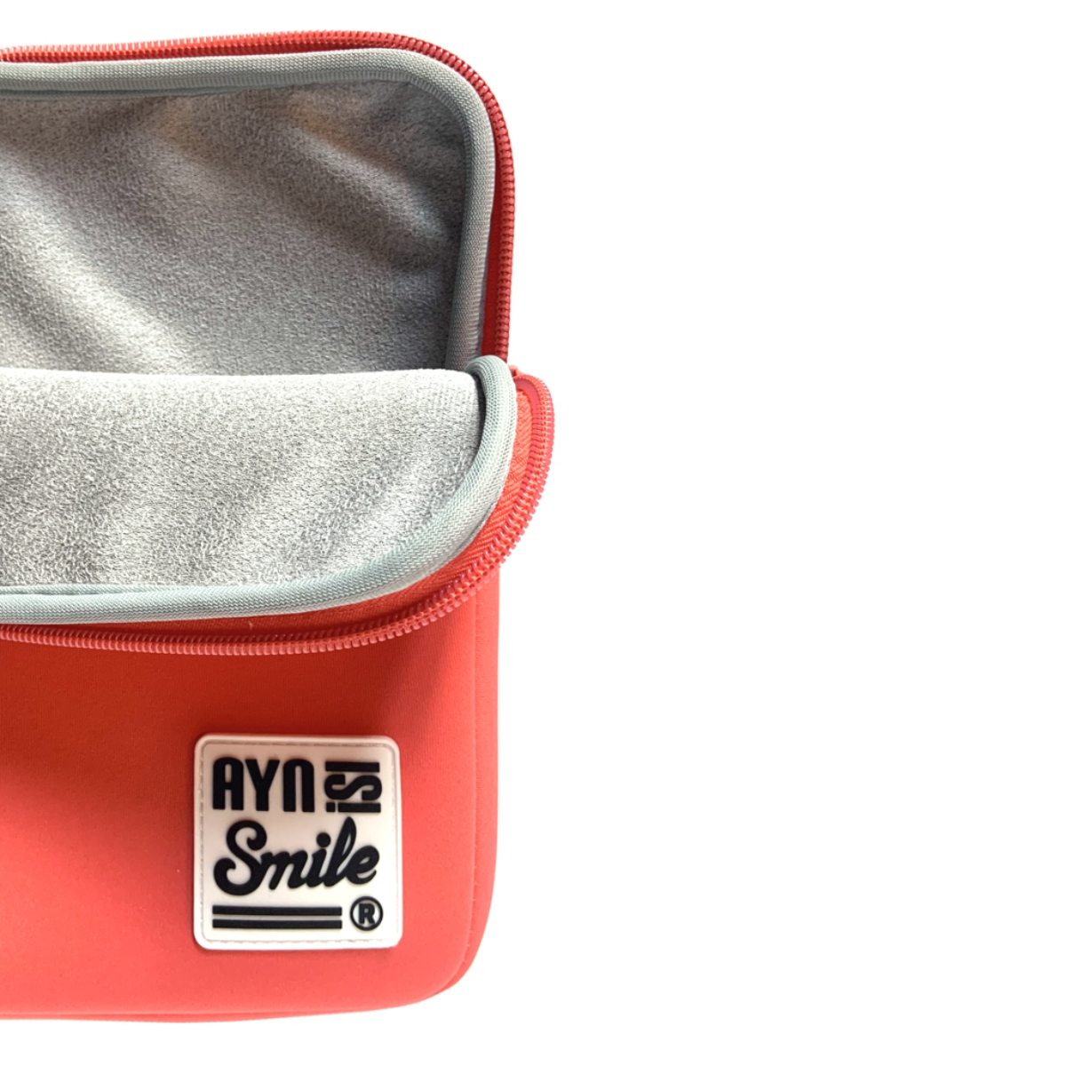 Custodia rossa per telefono con etichetta bianca 'AYN Smile'. L'interno è grigio chiaro.