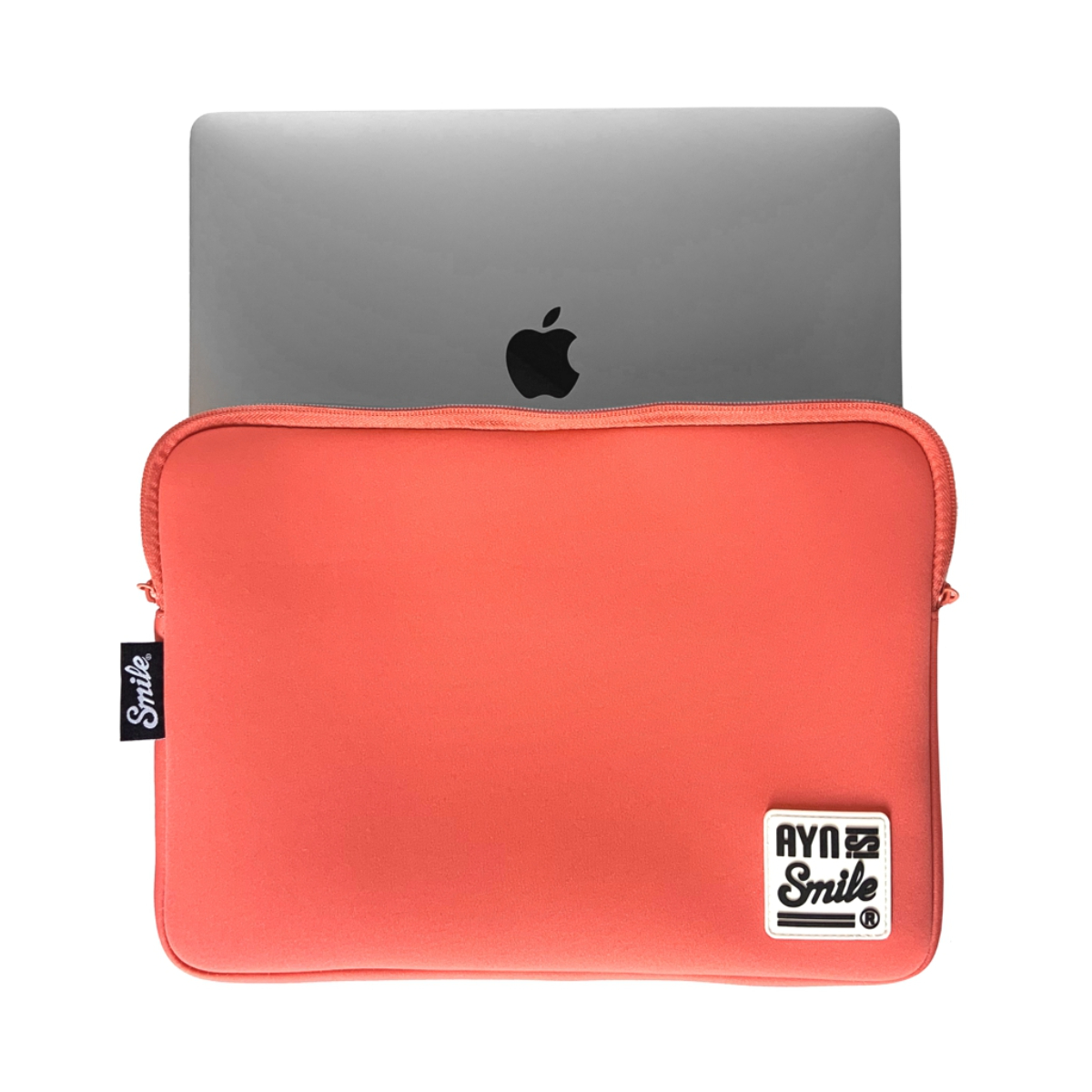 Custodia per laptop color corallo con laptop all'interno. Sfondo bianco.
