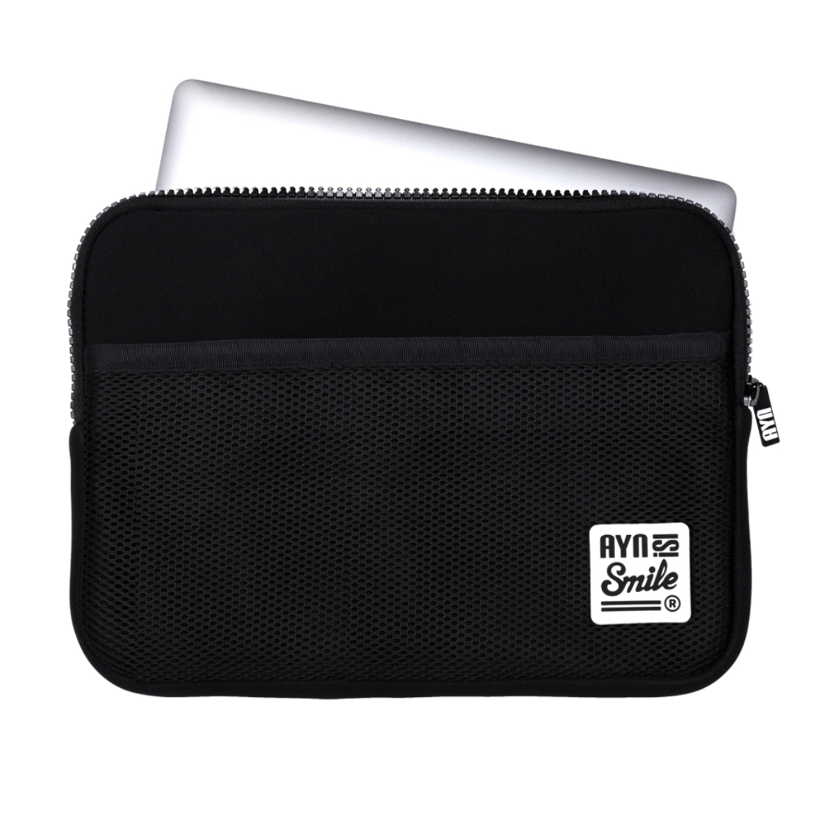 Custodia nera per laptop con logo bianco e laptop parzialmente visibile.