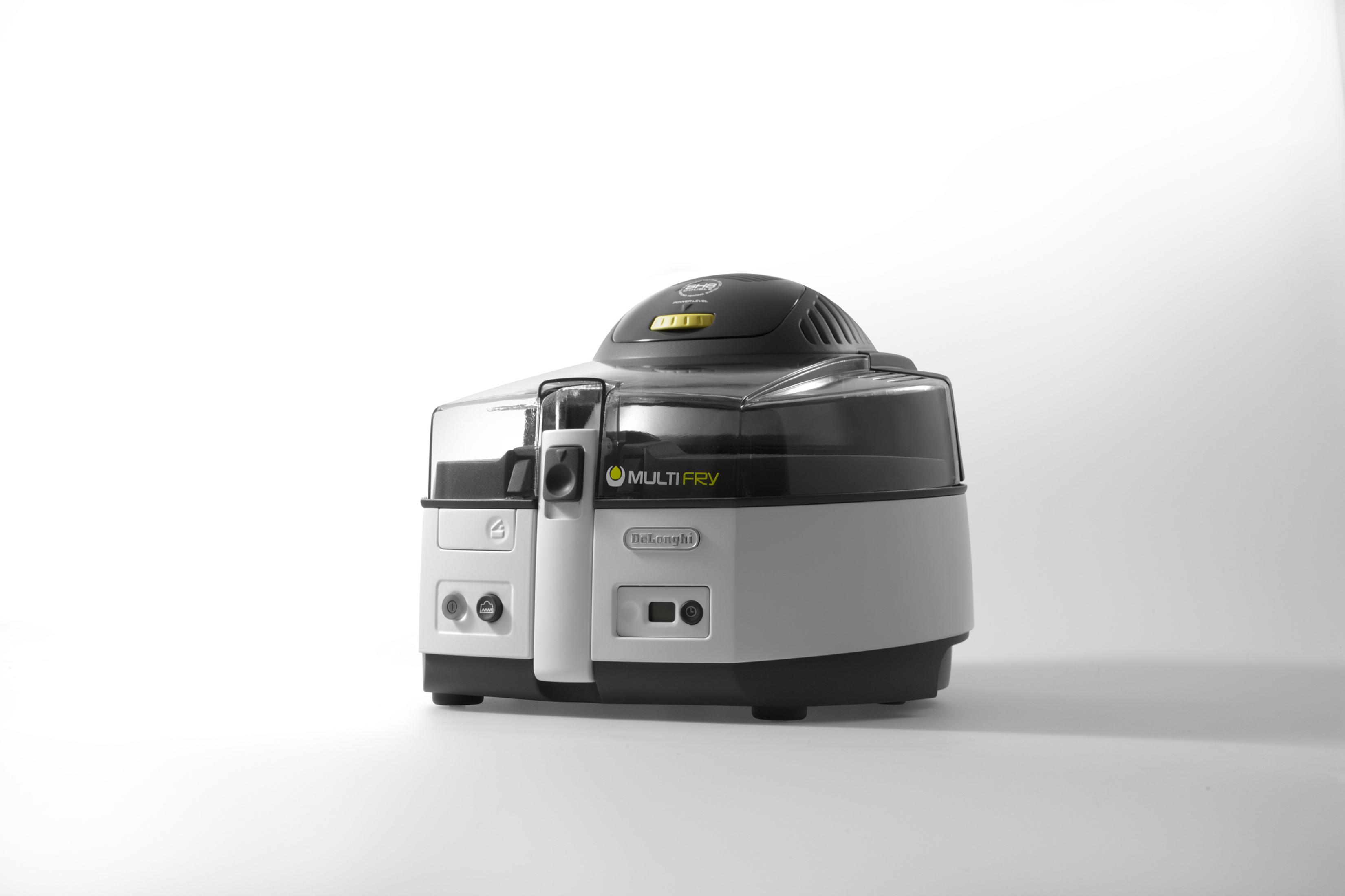 Una freidora de aire DeLonghi MultiFry blanca y gris sobre un fondo blanco.
