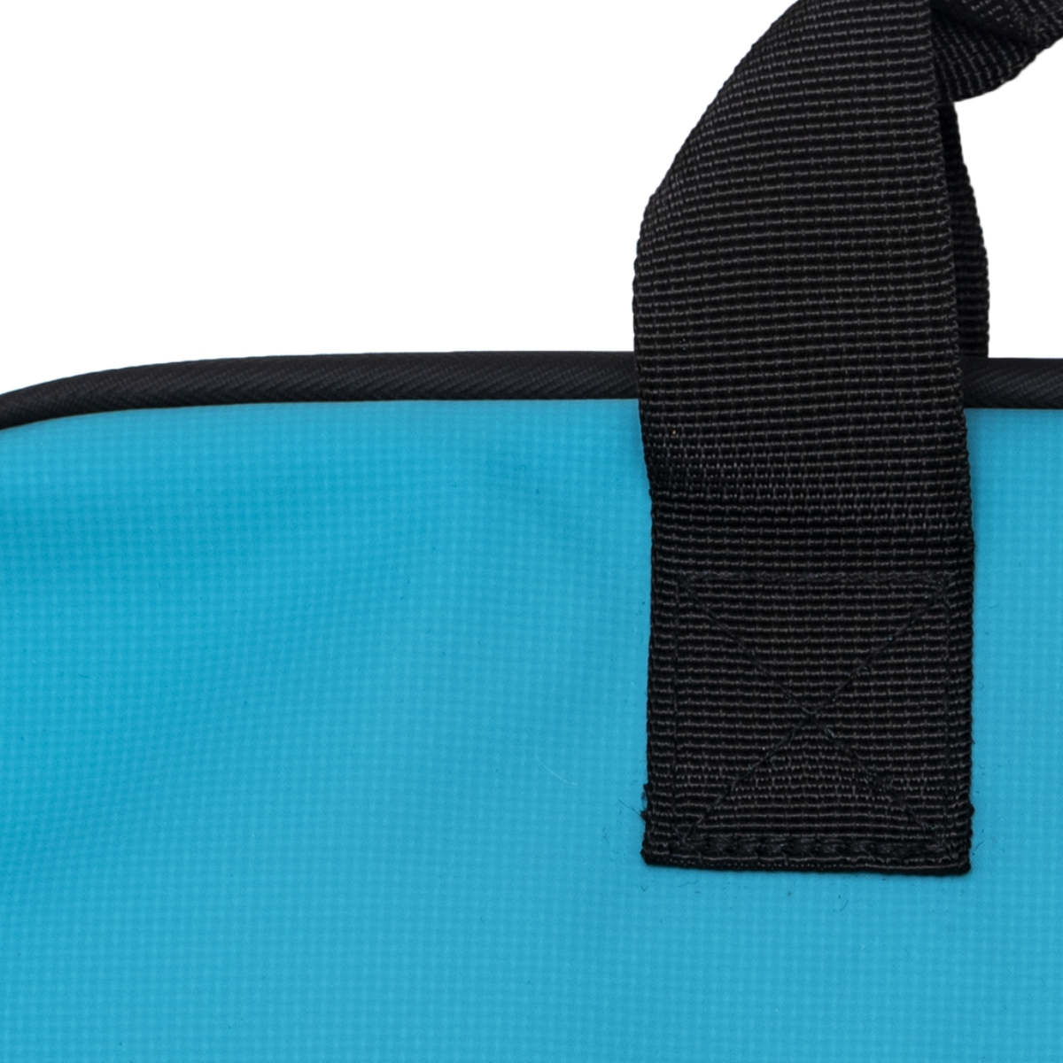Primo piano di una borsa blu con manico nero su sfondo bianco. La borsa ha una trama.