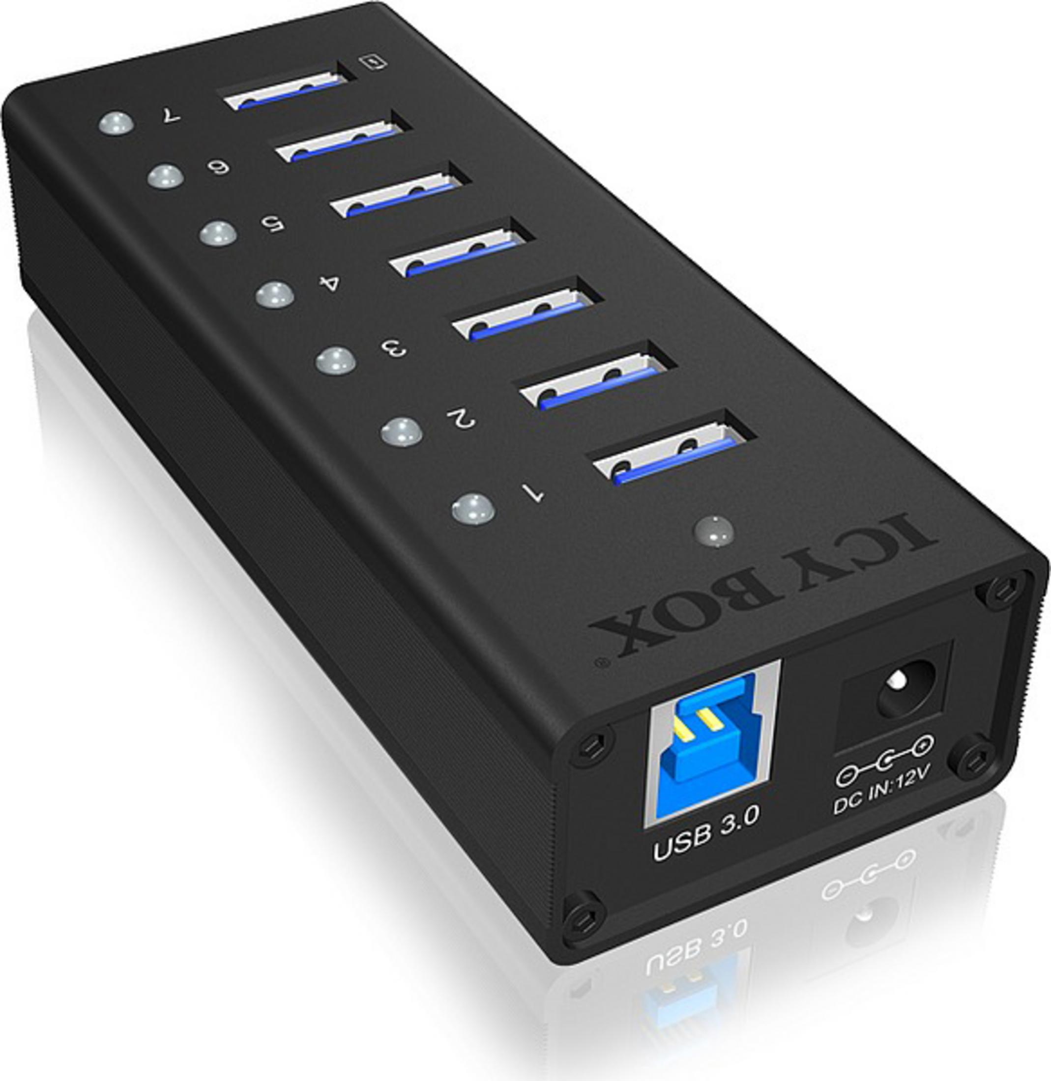 Ein schwarzer USB-Hub mit sieben Anschlüssen. Es hat blaue USB-Anschlüsse und einen Stromeingang, mit 'ICY BOX'.