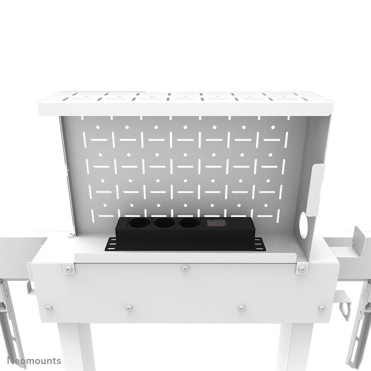 Caja organizadora de cables blanca en un escritorio, con una regleta de enchufes negra.